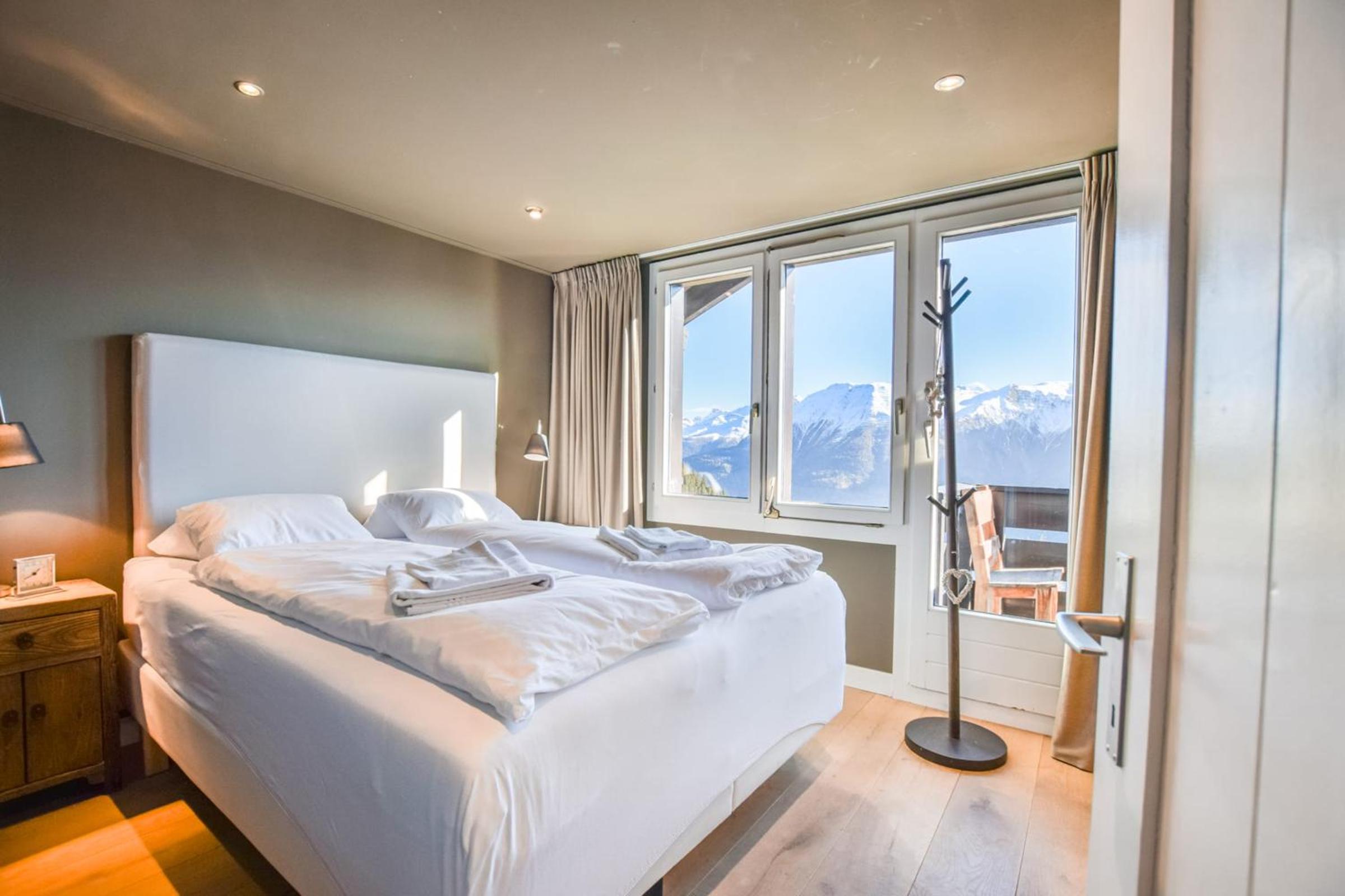 Mitenand Attika view 3