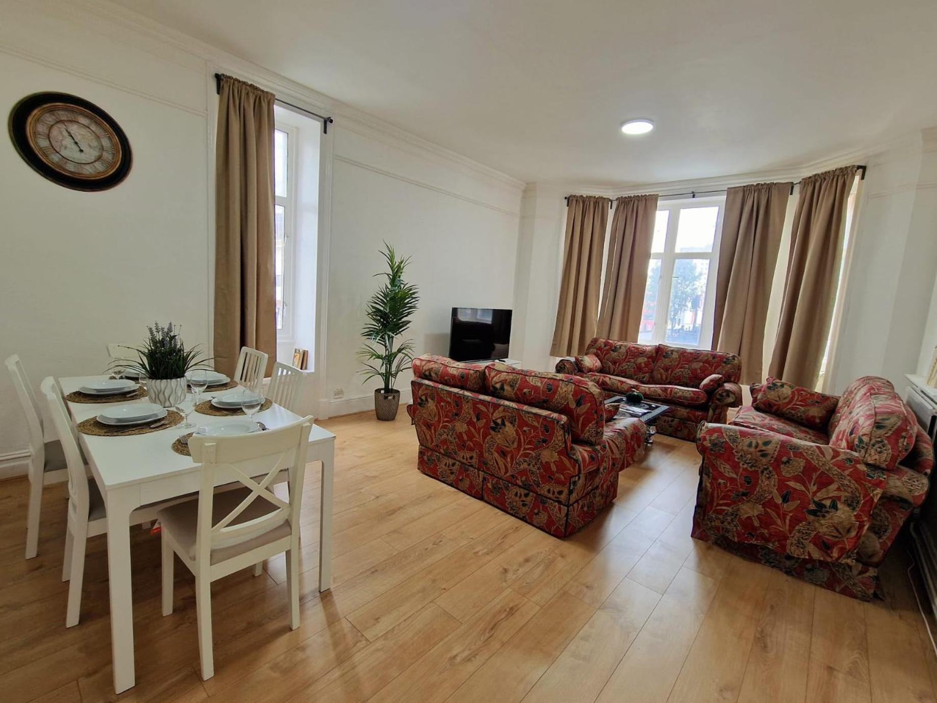 Spacious 4 Bedrooms apartment for 10 near Marble Arch