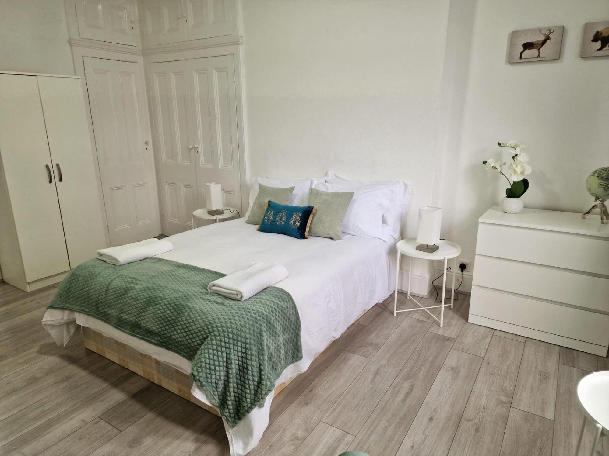 Spacious 4 Bedrooms apartment for 10 near Marble Arch