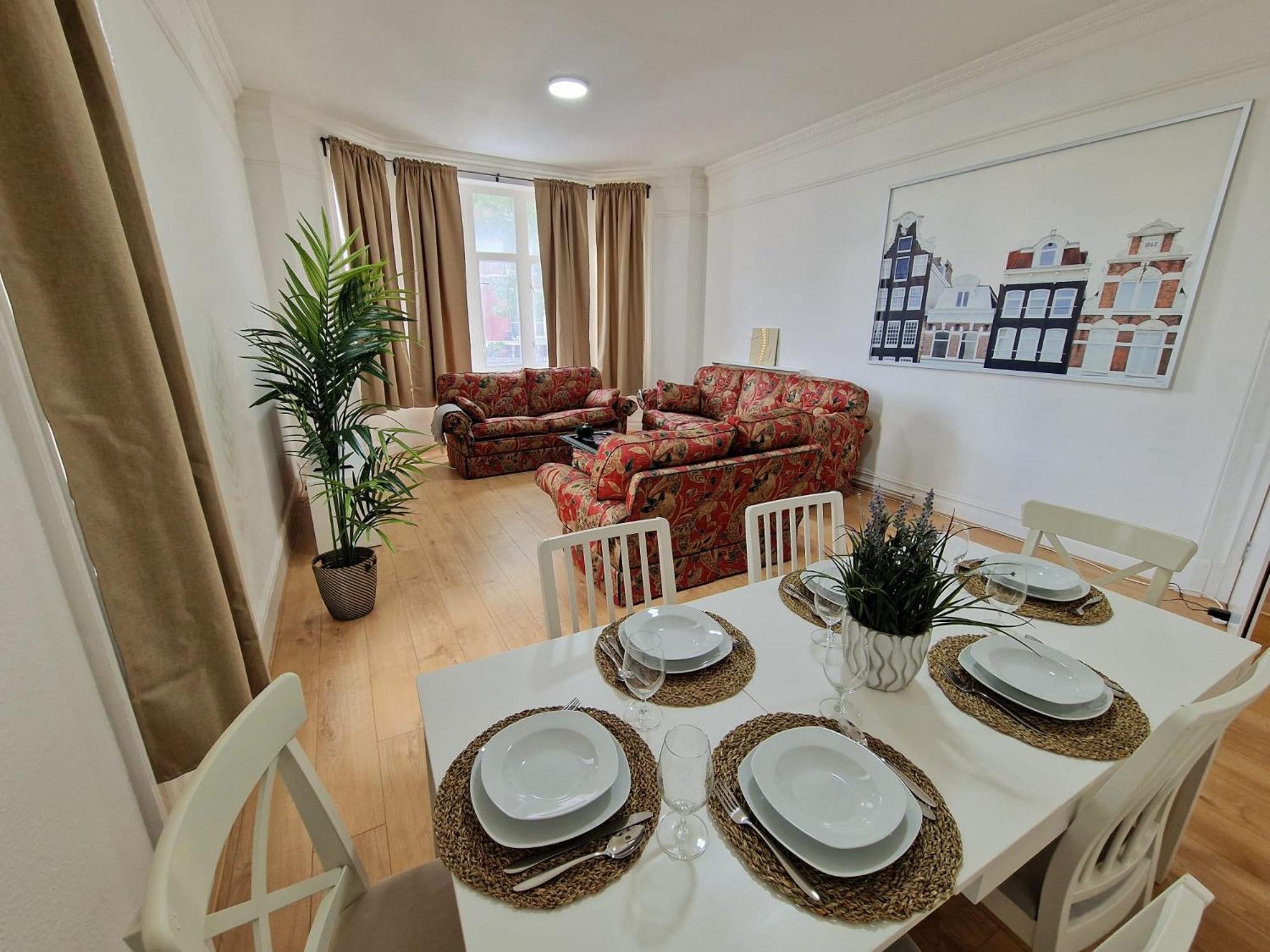 Spacious 4 Bedrooms apartment for 10 near Marble Arch