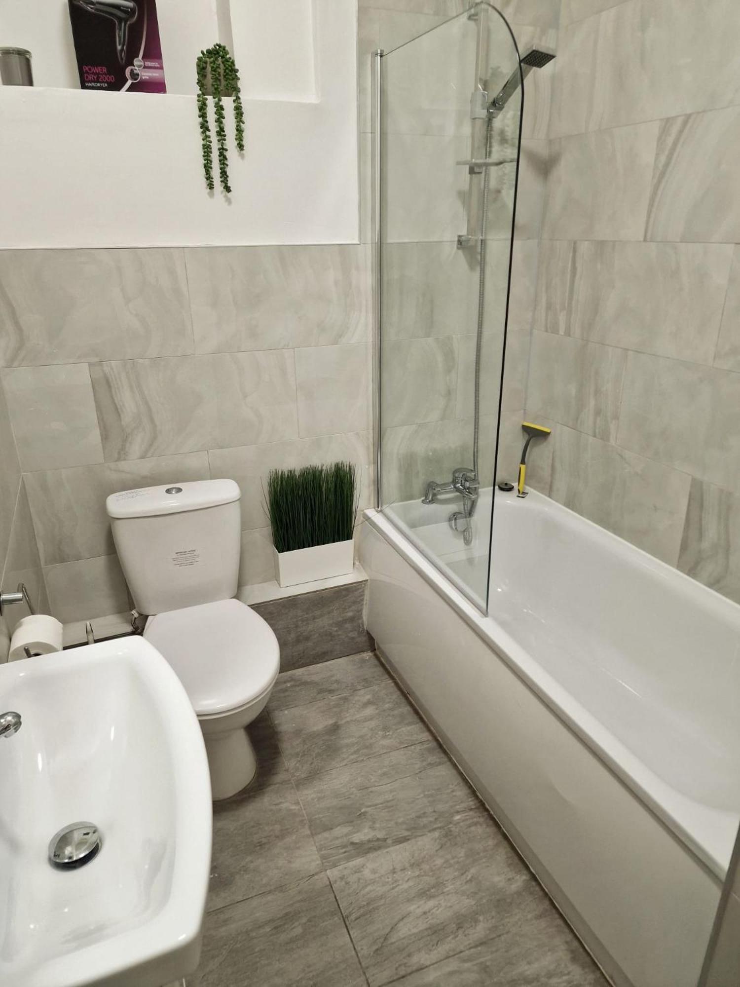 Spacious 4 Bedrooms apartment for 10 near Marble Arch