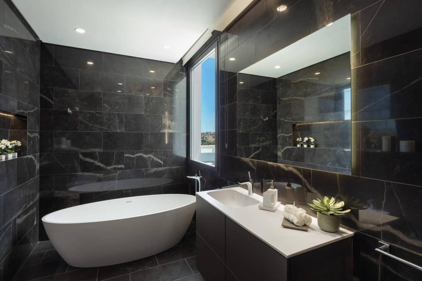Newly Built 6 BDRM Luxury Villa in Nueva Andalucía view 4
