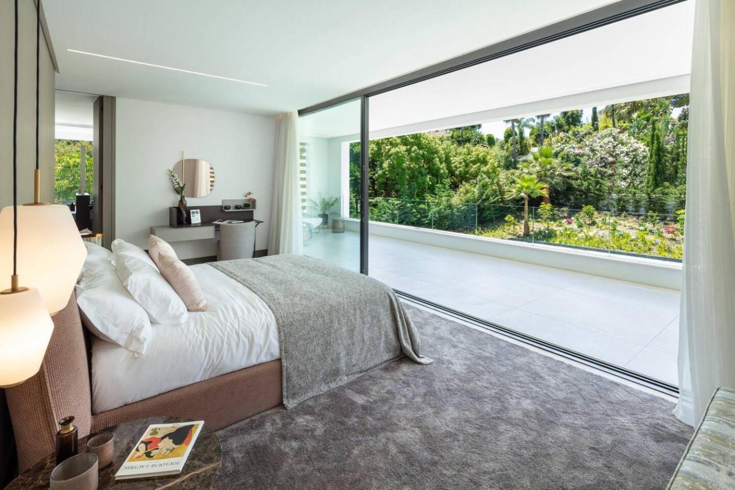 Newly Built 6 BDRM Luxury Villa in Nueva Andalucía view 3