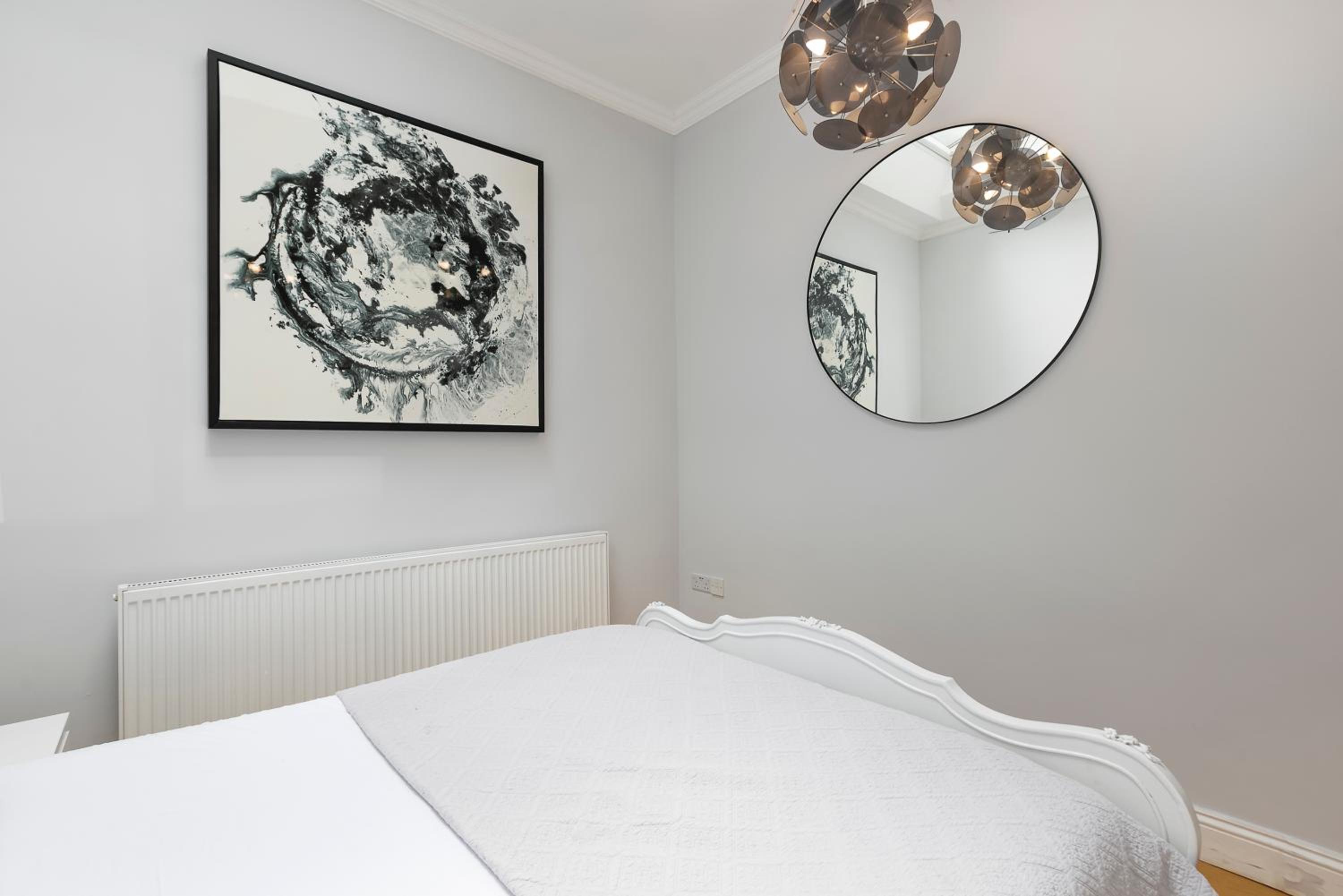 PenthouseStays Notting Hill - Spacious 3 Bedroom King Bed Apartment - near Portobello Road & Kensington High Street