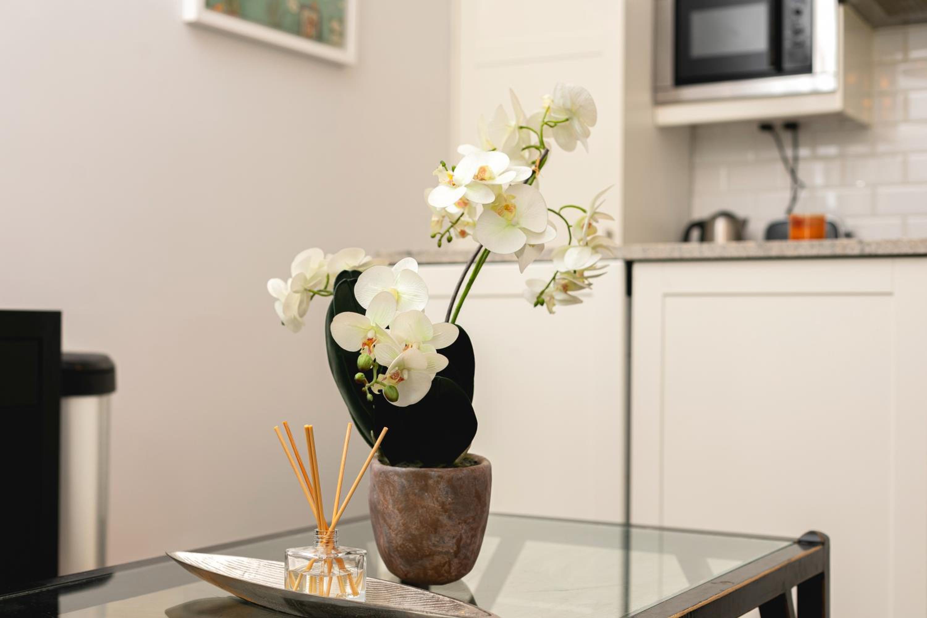 PenthouseStays Notting Hill - Spacious 3 Bedroom King Bed Apartment - near Portobello Road & Kensington High Street