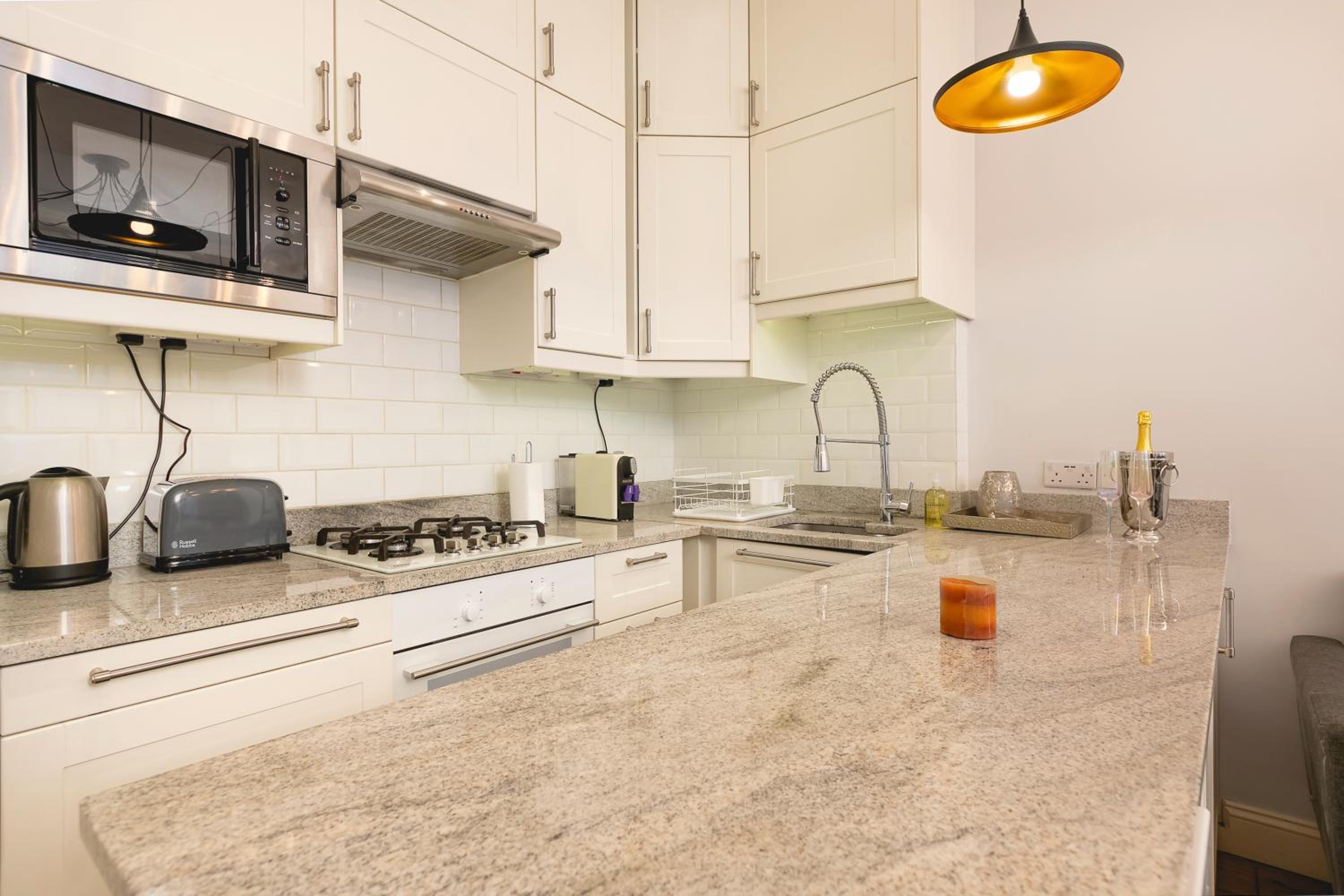 PenthouseStays Notting Hill - Spacious 3 Bedroom King Bed Apartment - near Portobello Road & Kensington High Street
