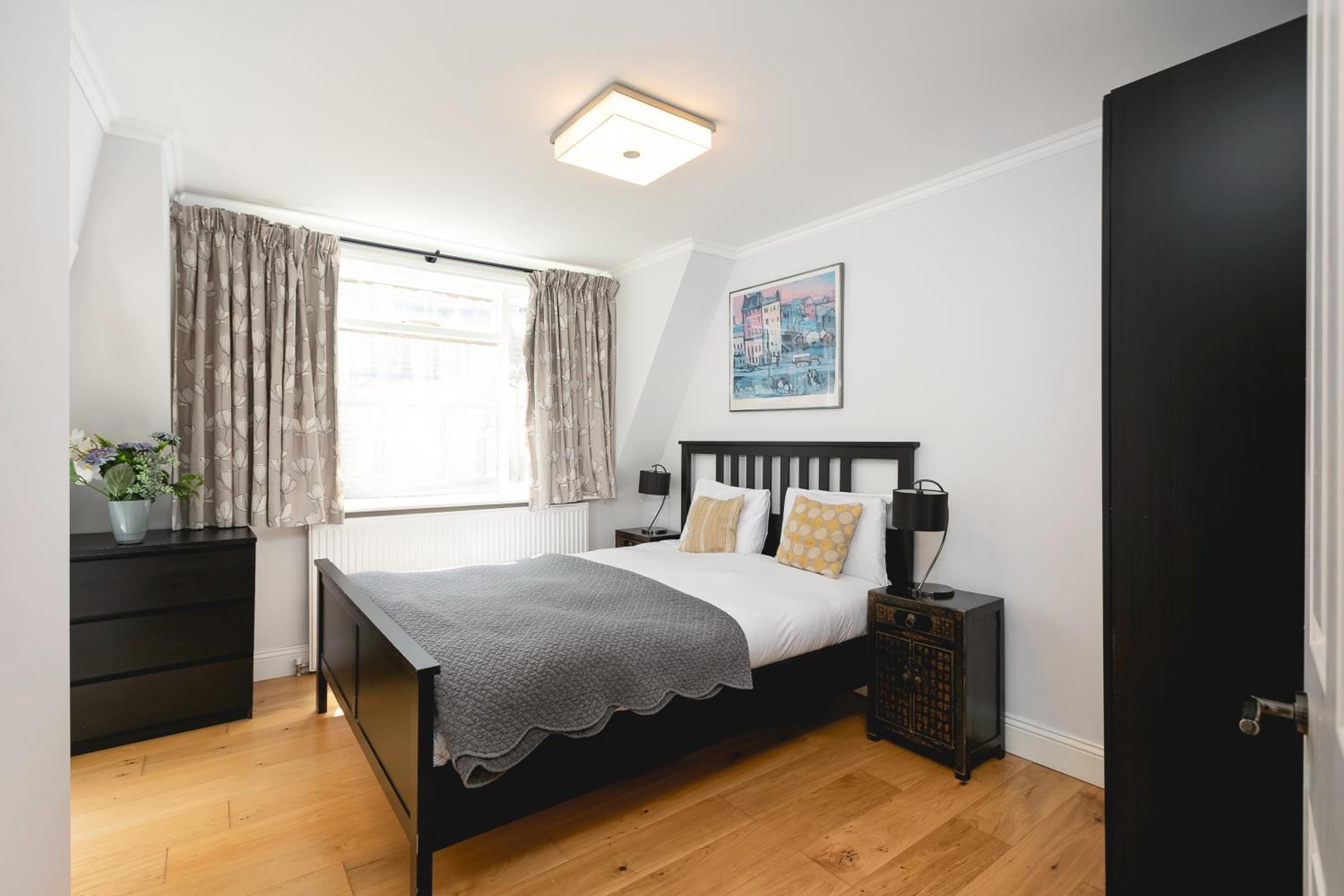 PenthouseStays Notting Hill - Spacious 3 Bedroom King Bed Apartment - near Portobello Road & Kensington High Street