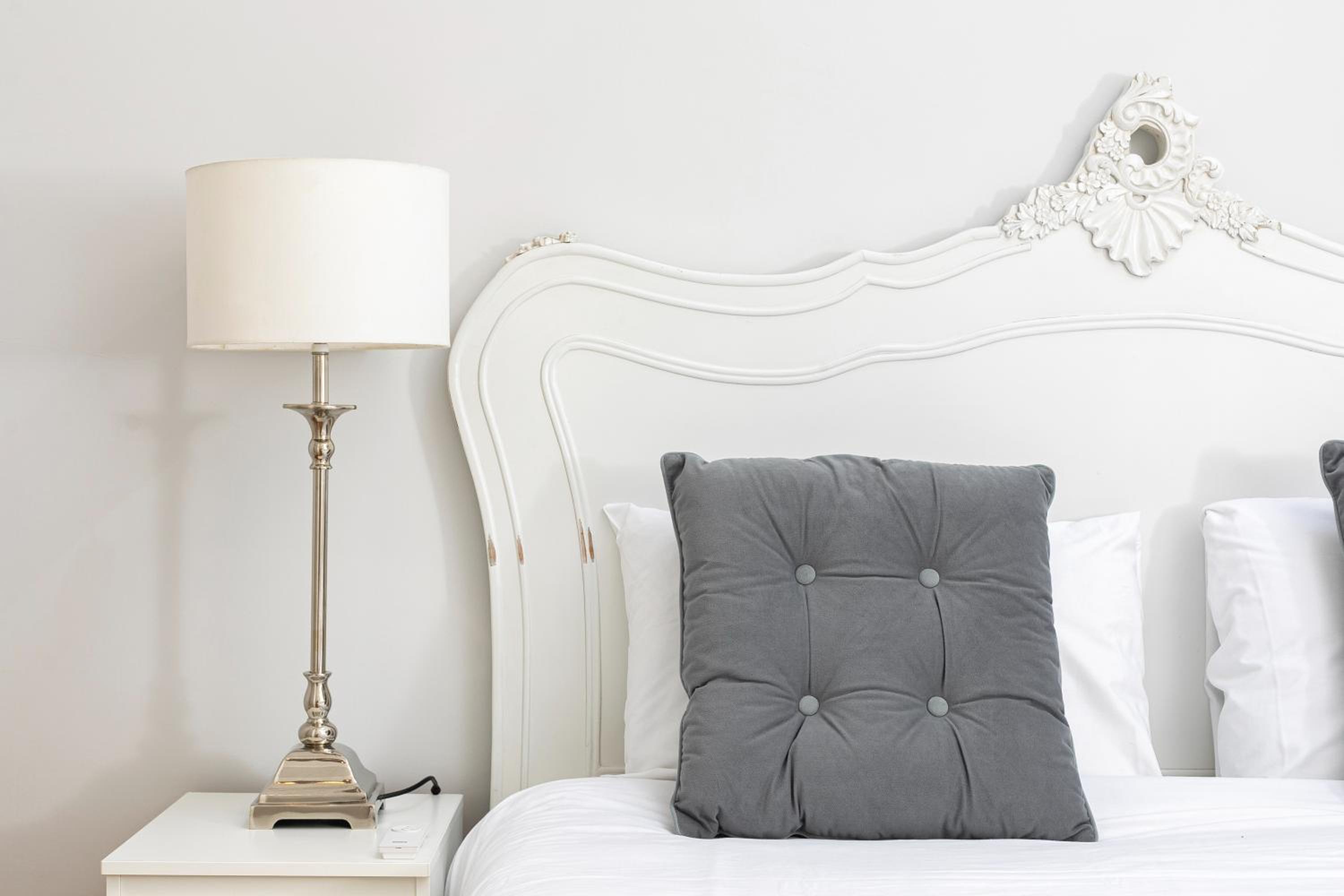 PenthouseStays Notting Hill - Spacious 3 Bedroom King Bed Apartment - near Portobello Road & Kensington High Street