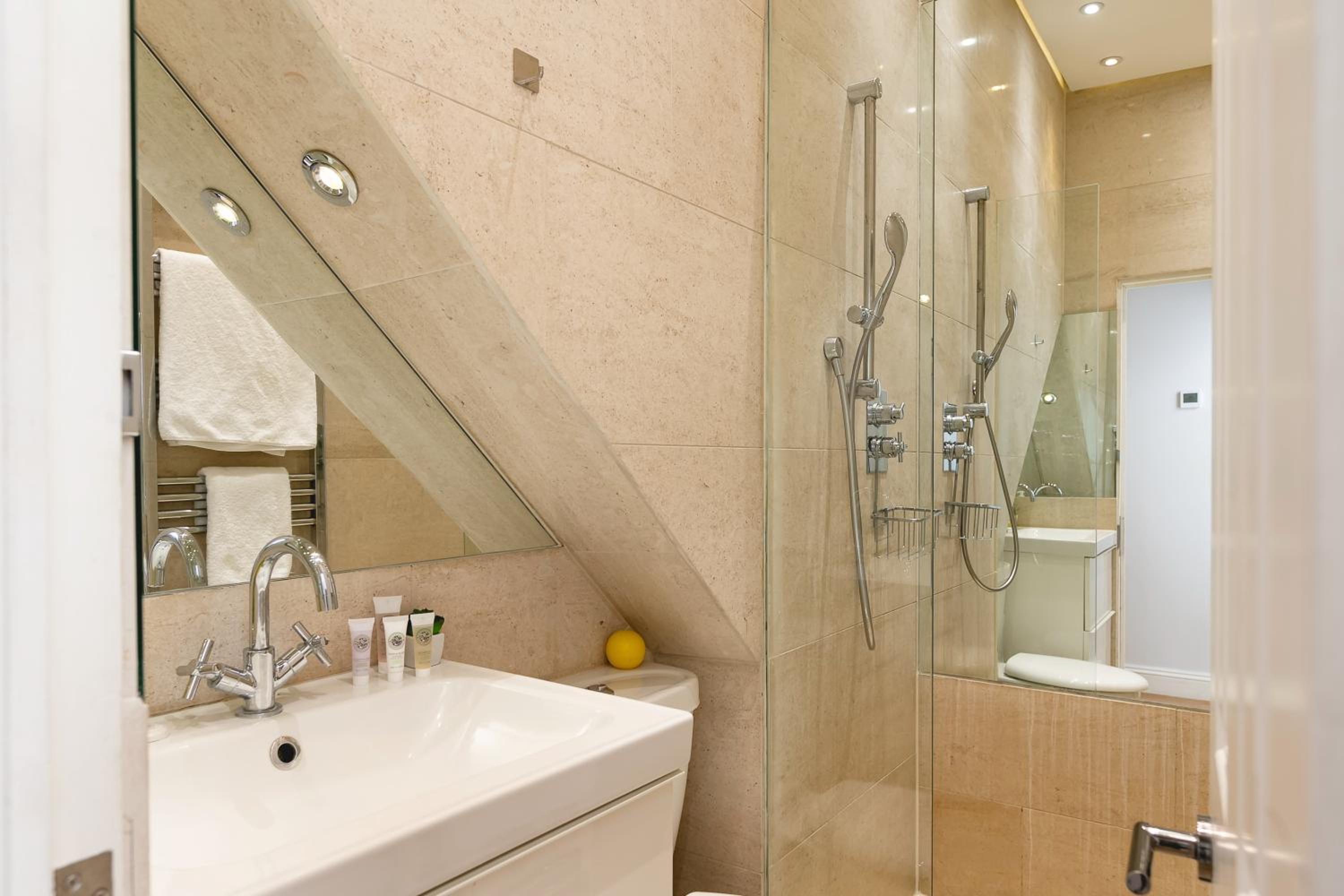 PenthouseStays Notting Hill - Spacious 3 Bedroom King Bed Apartment - near Portobello Road & Kensington High Street