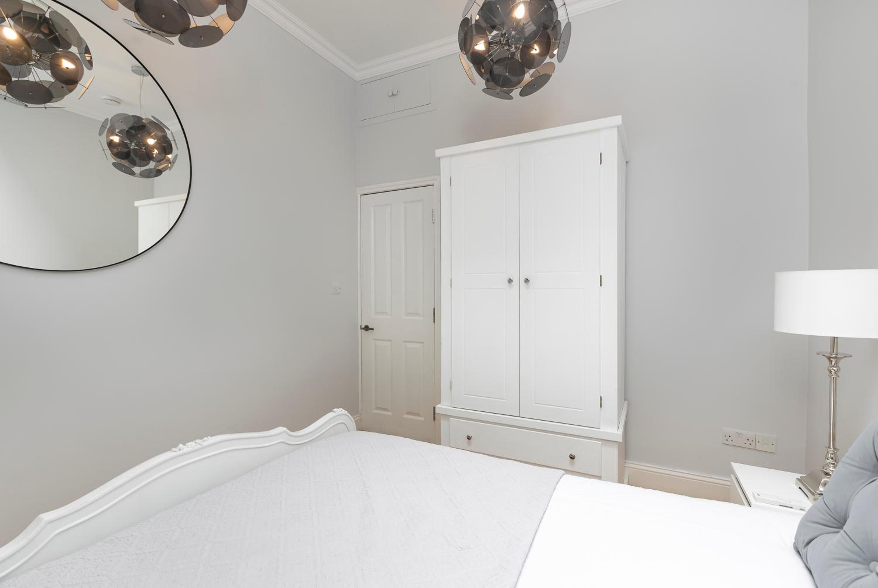 PenthouseStays Notting Hill - Spacious 3 Bedroom King Bed Apartment - near Portobello Road & Kensington High Street
