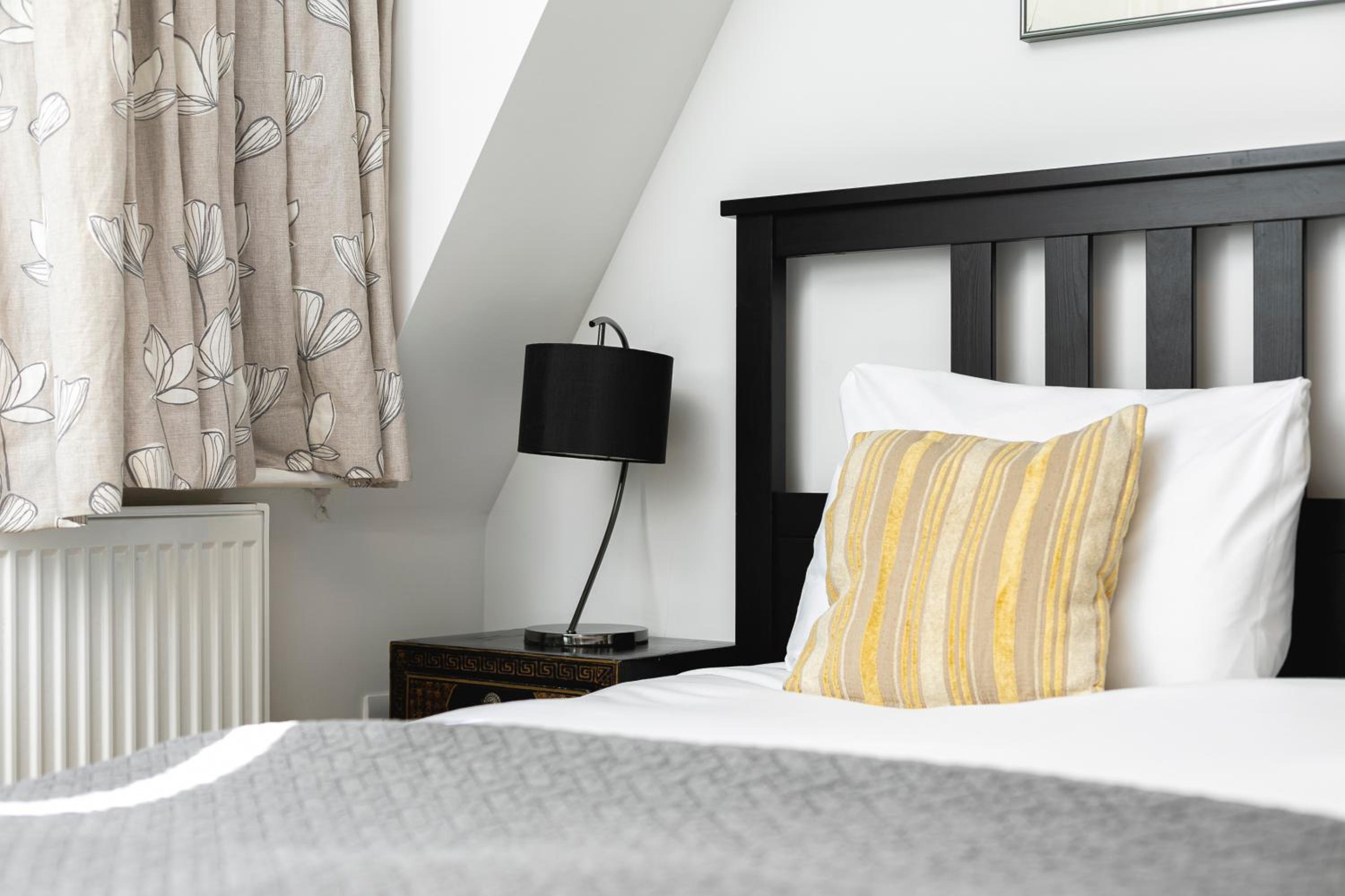 PenthouseStays Notting Hill - Spacious 3 Bedroom King Bed Apartment - near Portobello Road & Kensington High Street