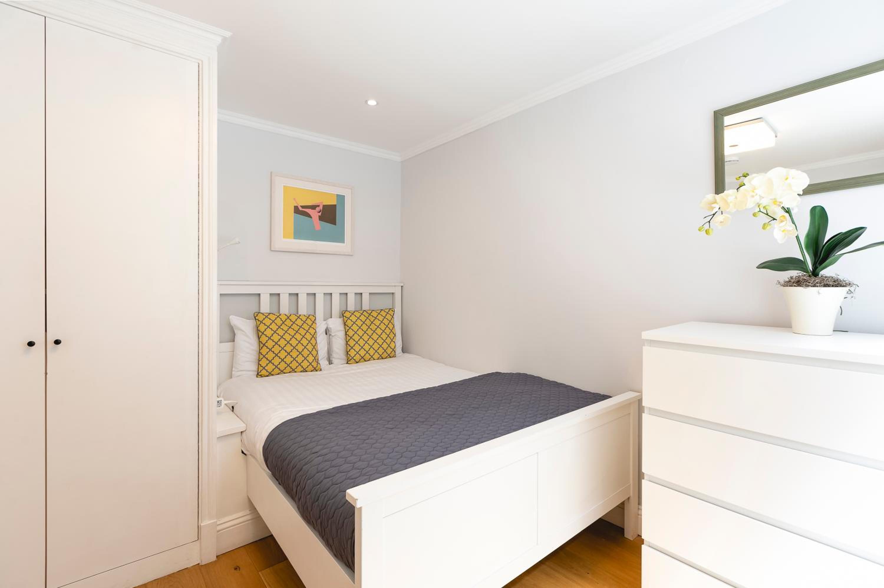 PenthouseStays Notting Hill - Spacious 3 Bedroom King Bed Apartment - near Portobello Road & Kensington High Street