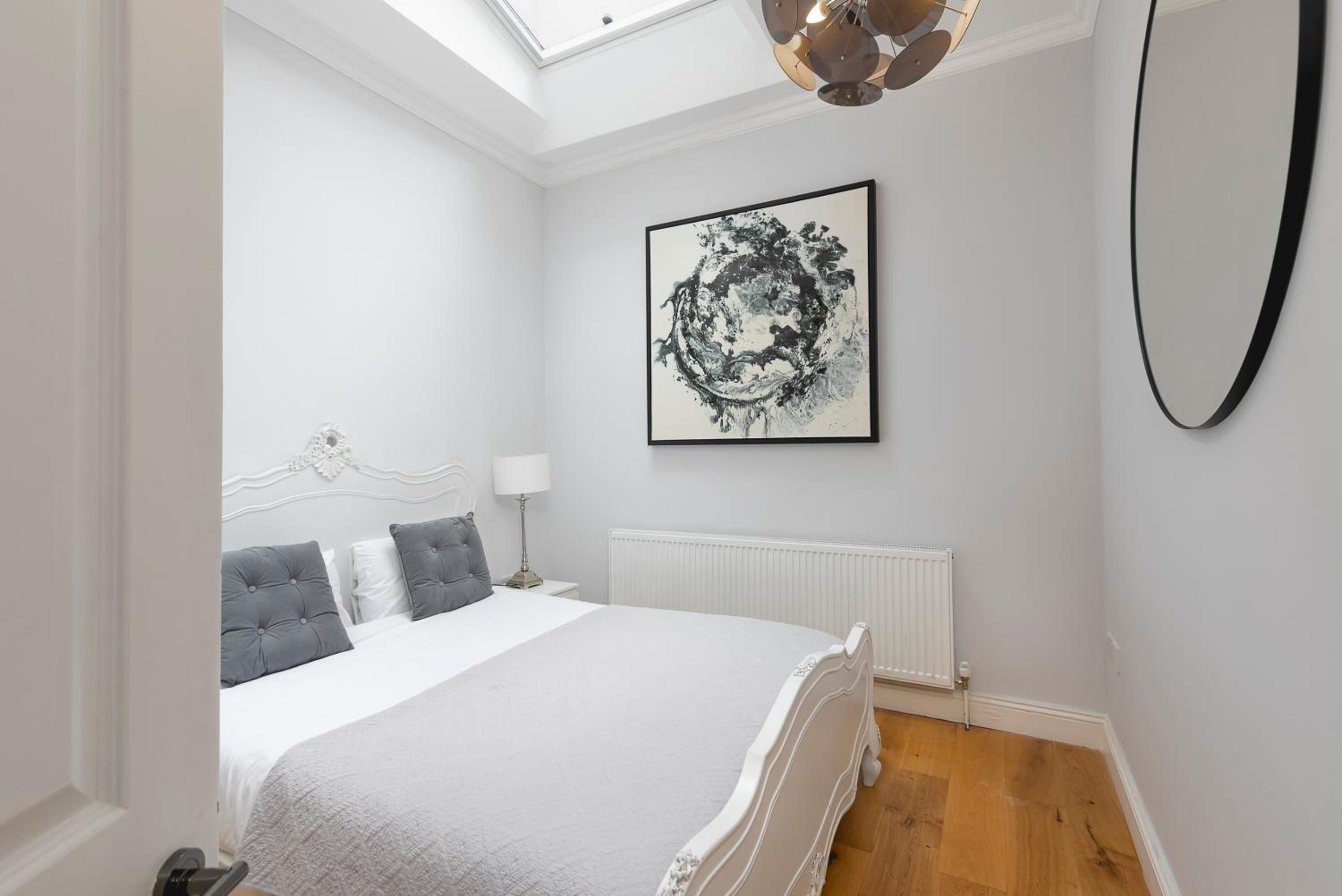 PenthouseStays Notting Hill - Spacious 3 Bedroom King Bed Apartment - near Portobello Road & Kensington High Street