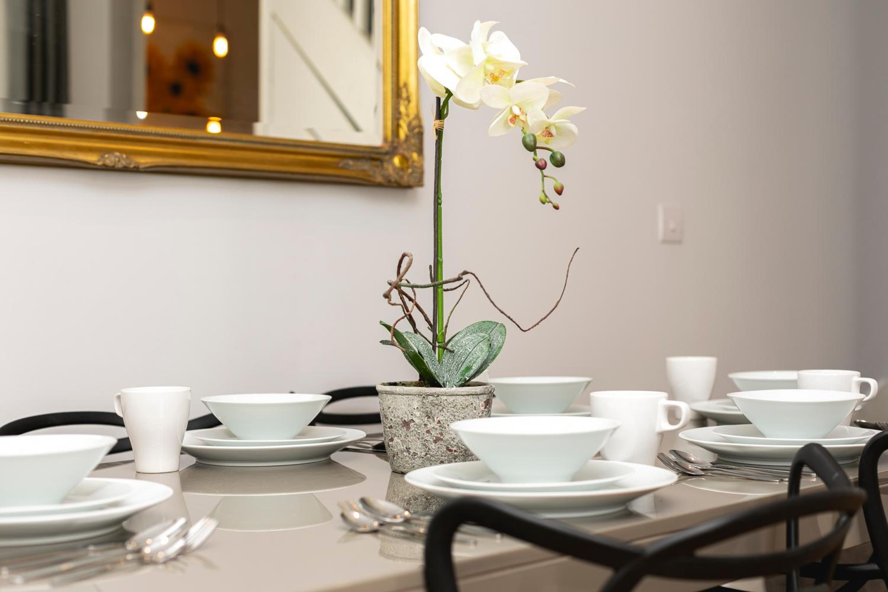 PenthouseStays Notting Hill - Spacious 3 Bedroom King Bed Apartment - near Portobello Road & Kensington High Street