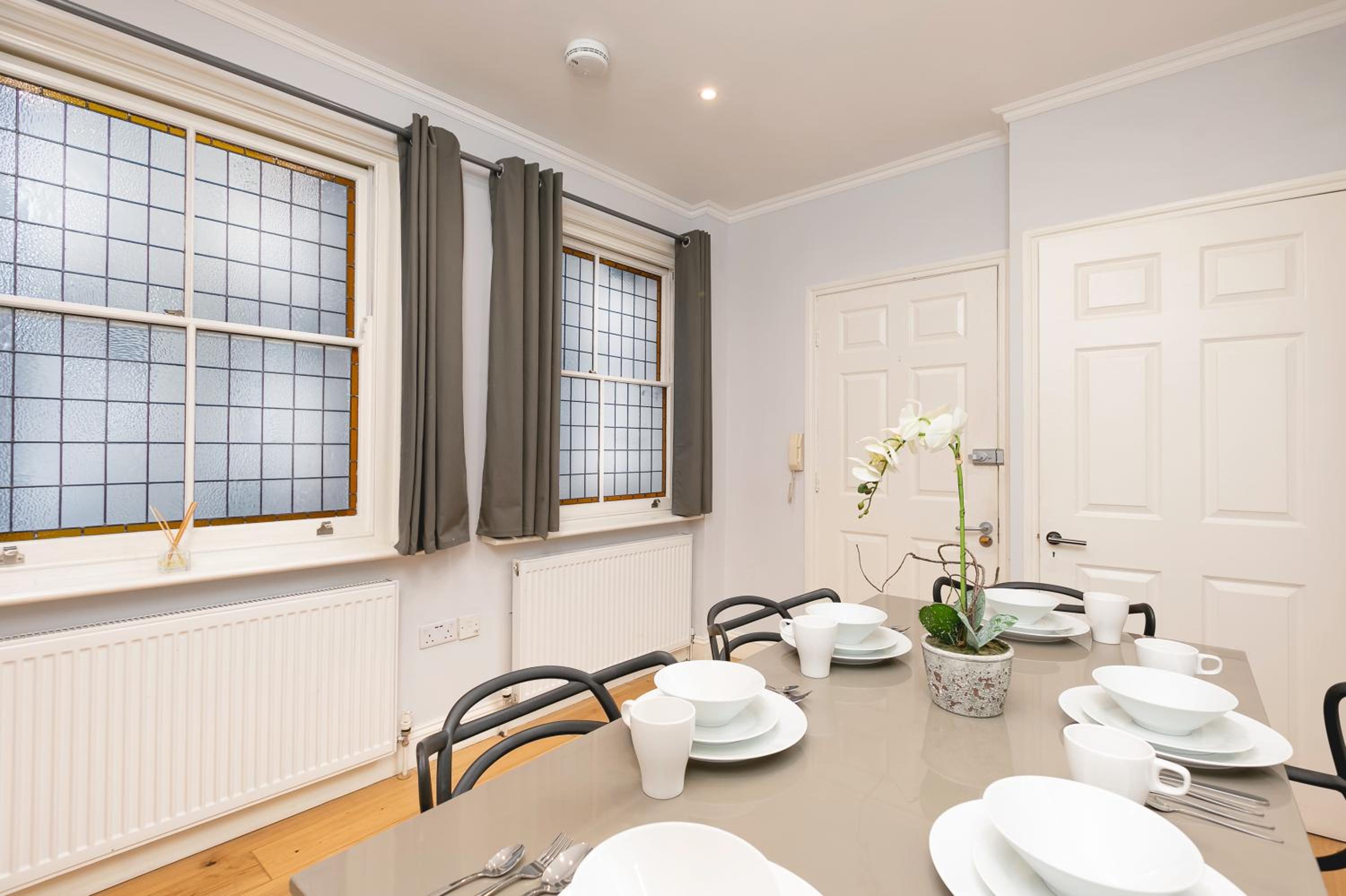 PenthouseStays Notting Hill - Spacious 3 Bedroom King Bed Apartment - near Portobello Road & Kensington High Street