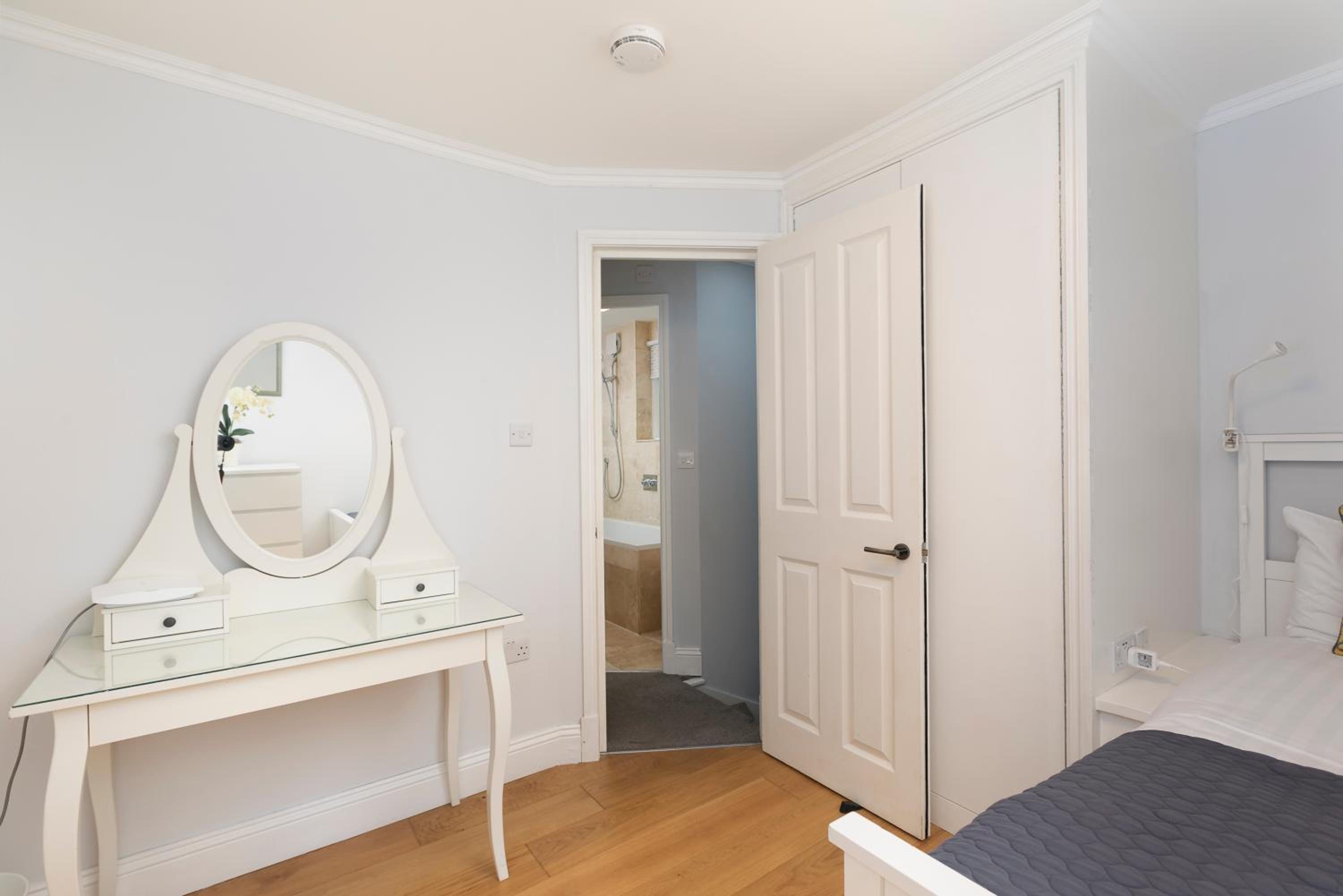 PenthouseStays Notting Hill - Spacious 3 Bedroom King Bed Apartment - near Portobello Road & Kensington High Street