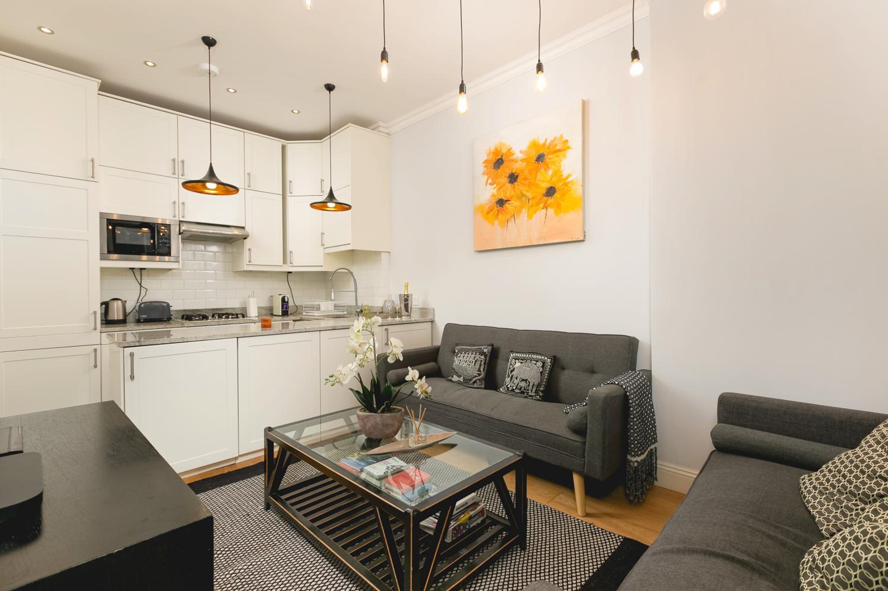 PenthouseStays Notting Hill - Spacious 3 Bedroom King Bed Apartment - near Portobello Road & Kensington High Street