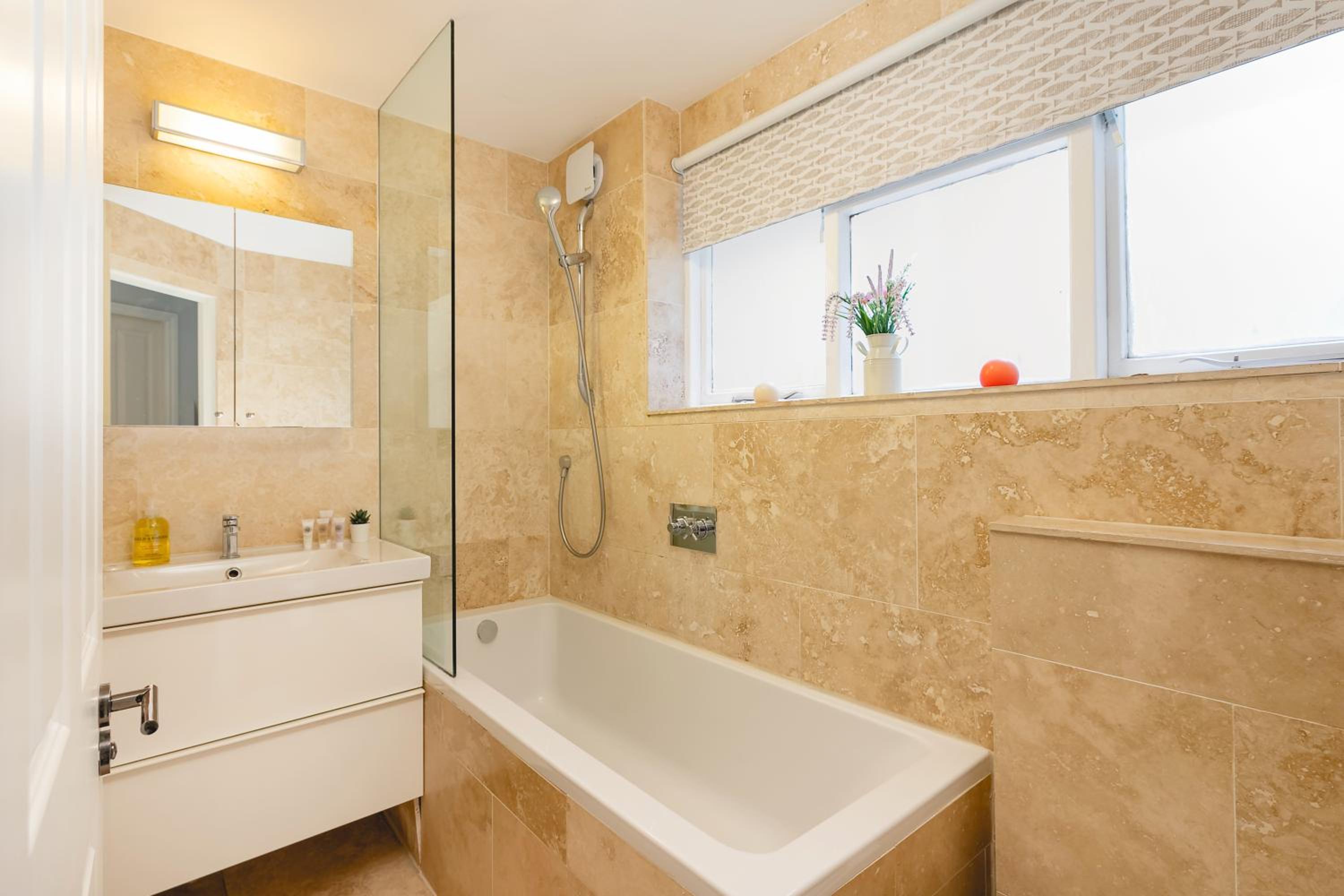PenthouseStays Notting Hill - Spacious 3 Bedroom King Bed Apartment - near Portobello Road & Kensington High Street