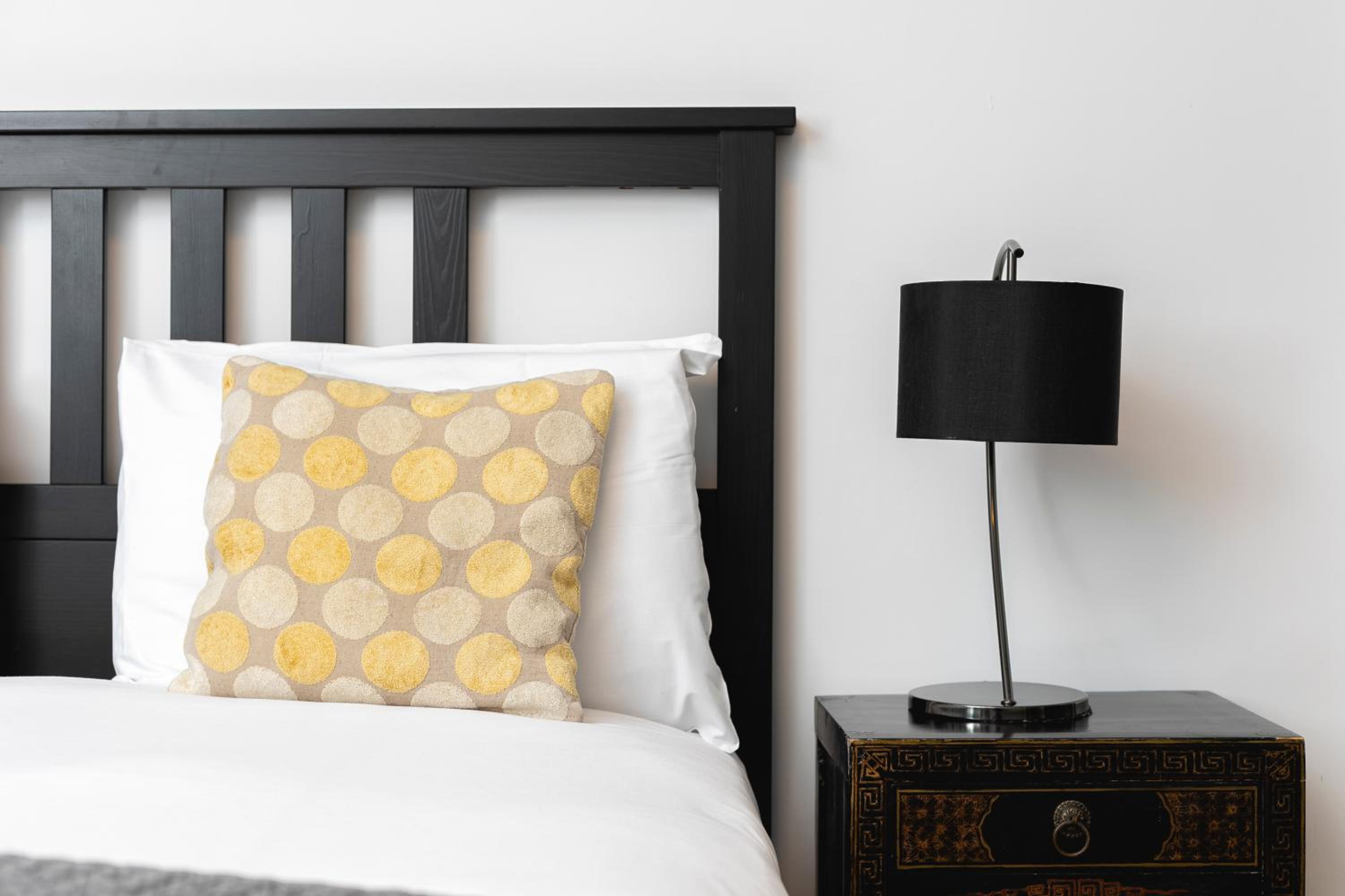 PenthouseStays Notting Hill - Spacious 3 Bedroom King Bed Apartment - near Portobello Road & Kensington High Street