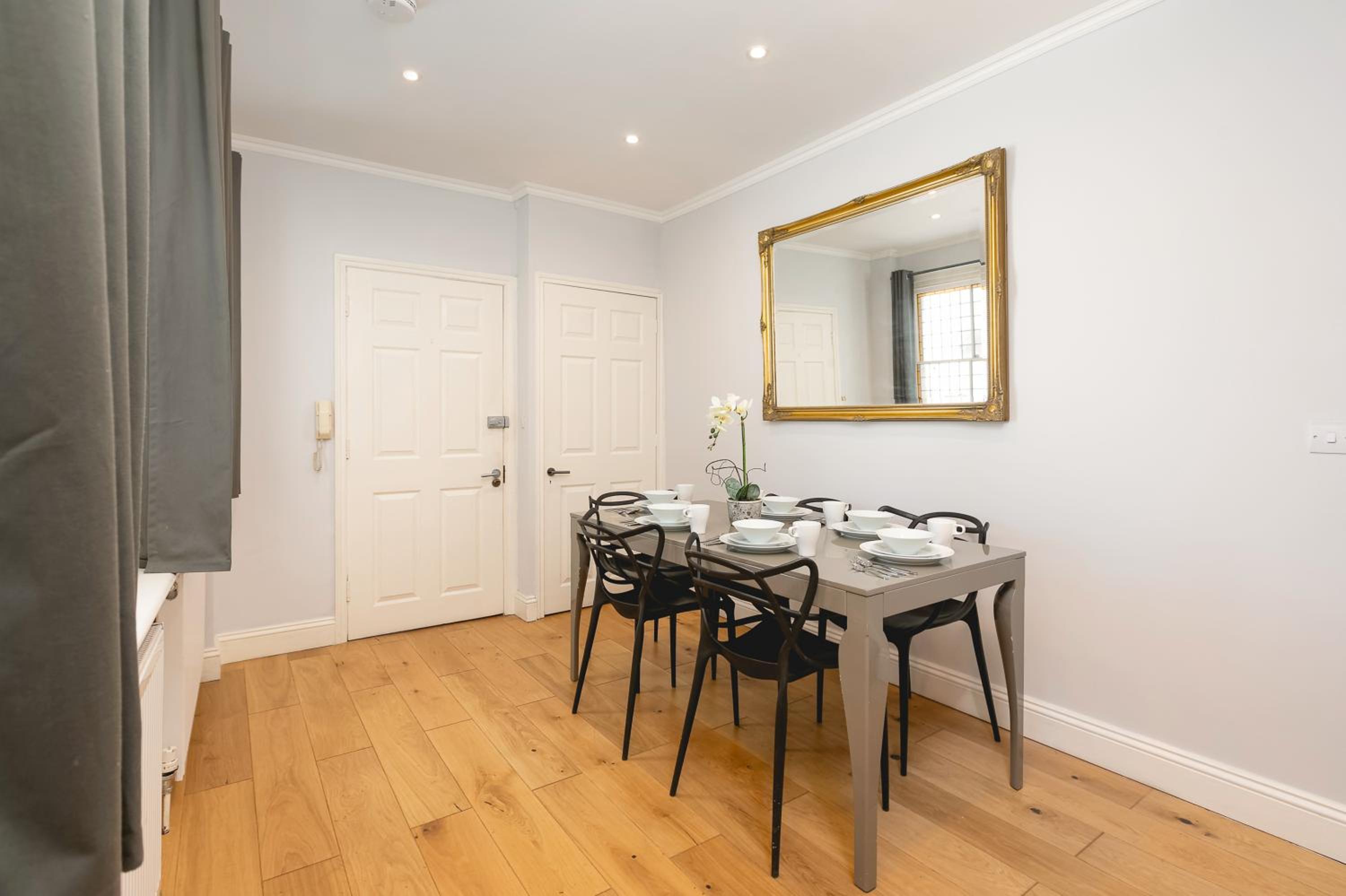 PenthouseStays Notting Hill - Spacious 3 Bedroom King Bed Apartment - near Portobello Road & Kensington High Street