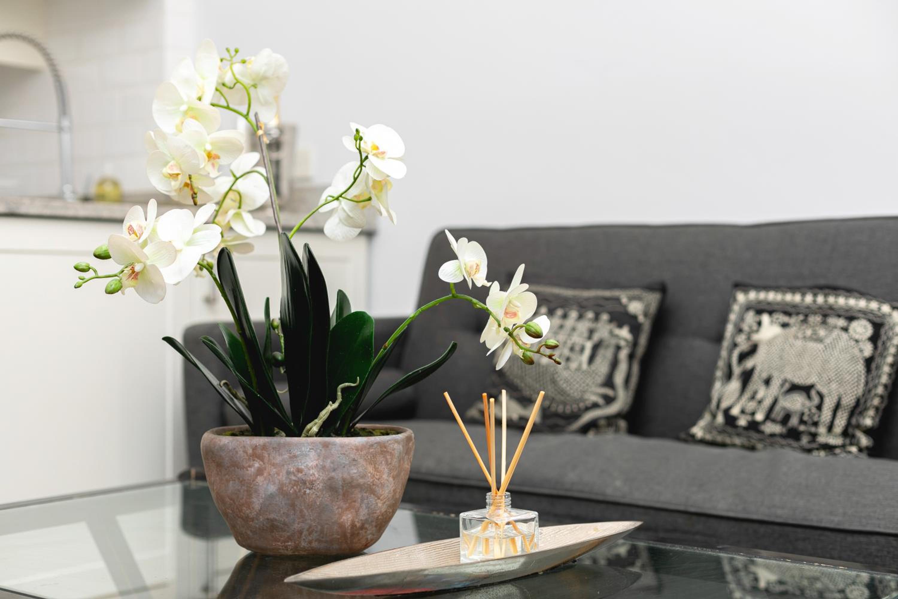PenthouseStays Notting Hill - Spacious 3 Bedroom King Bed Apartment - near Portobello Road & Kensington High Street