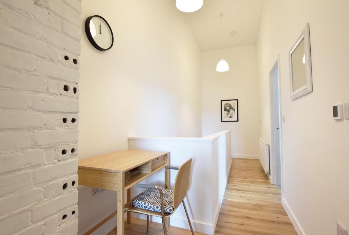 Modern Apartment In The Centre of Teignmouth view 2