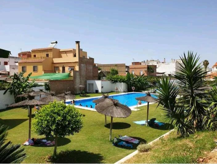 Apartamento con patio y piscina cerca de Sevilla