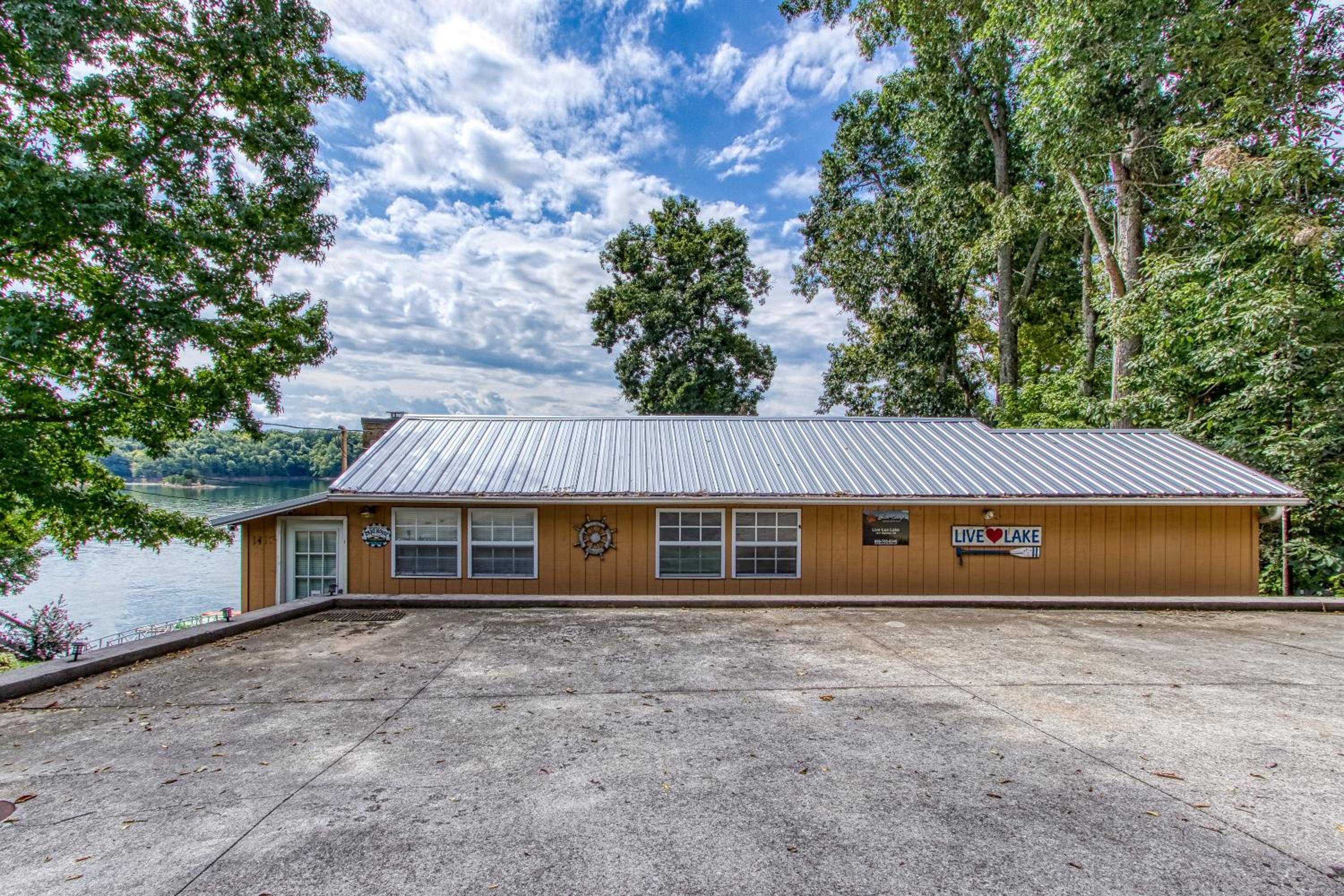 Hotel Live Luv Lake - Image 1