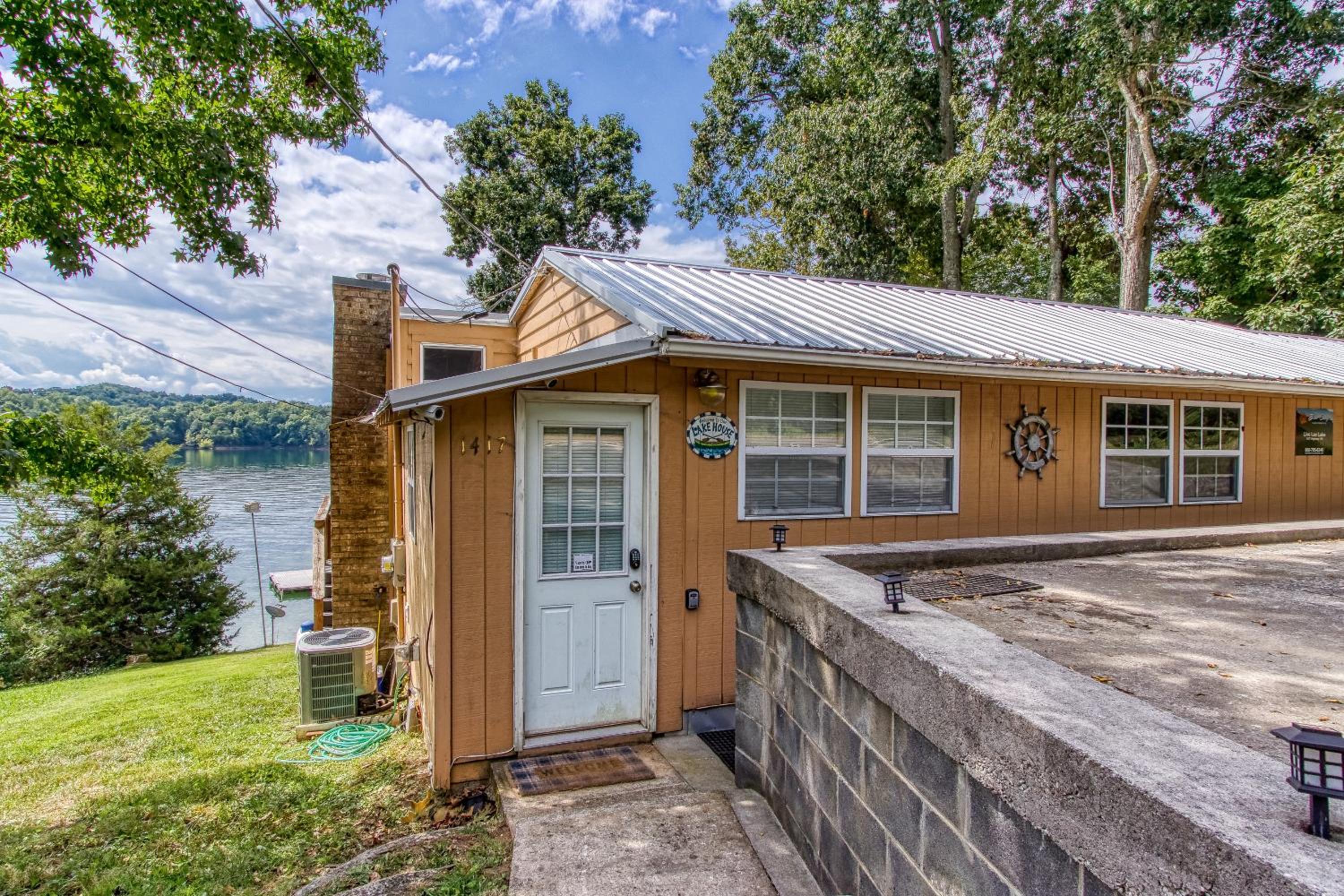 Live Luv Lake, Hot Tub, Private Boat Dock, WIFI,560 FREE tickets each paid day view 3