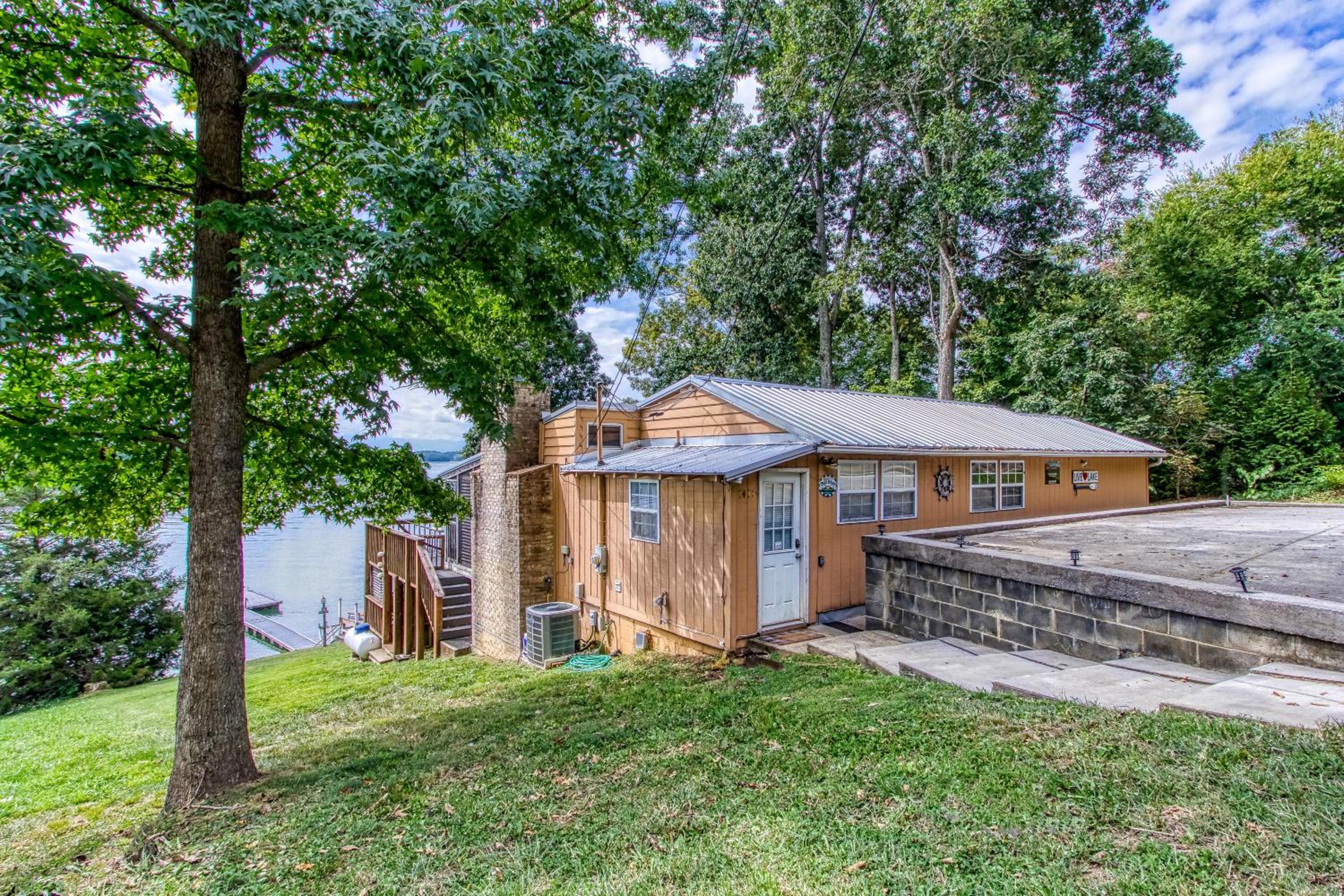 Live Luv Lake, Hot Tub, Private Boat Dock, WIFI,560 FREE tickets each paid day view 4
