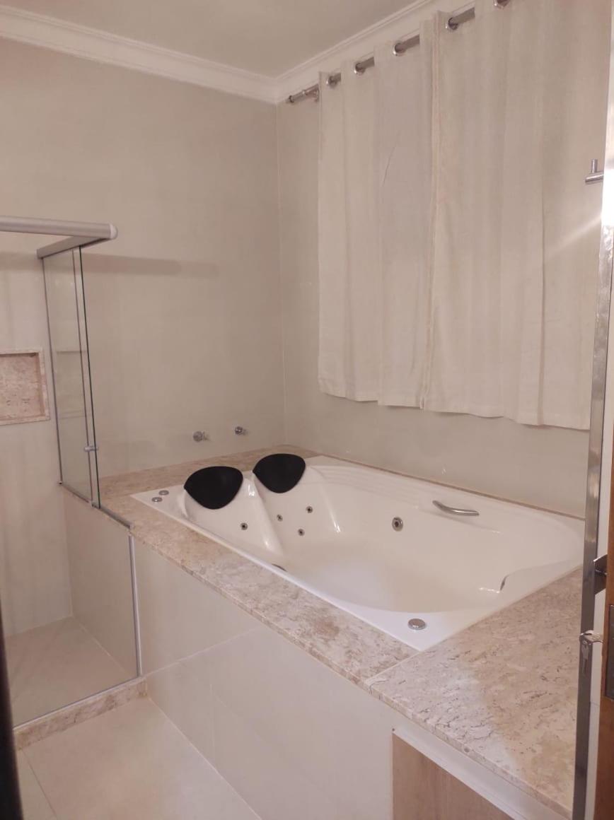 CASA DE CAMPO Banheira, Lareira e Cachoeira