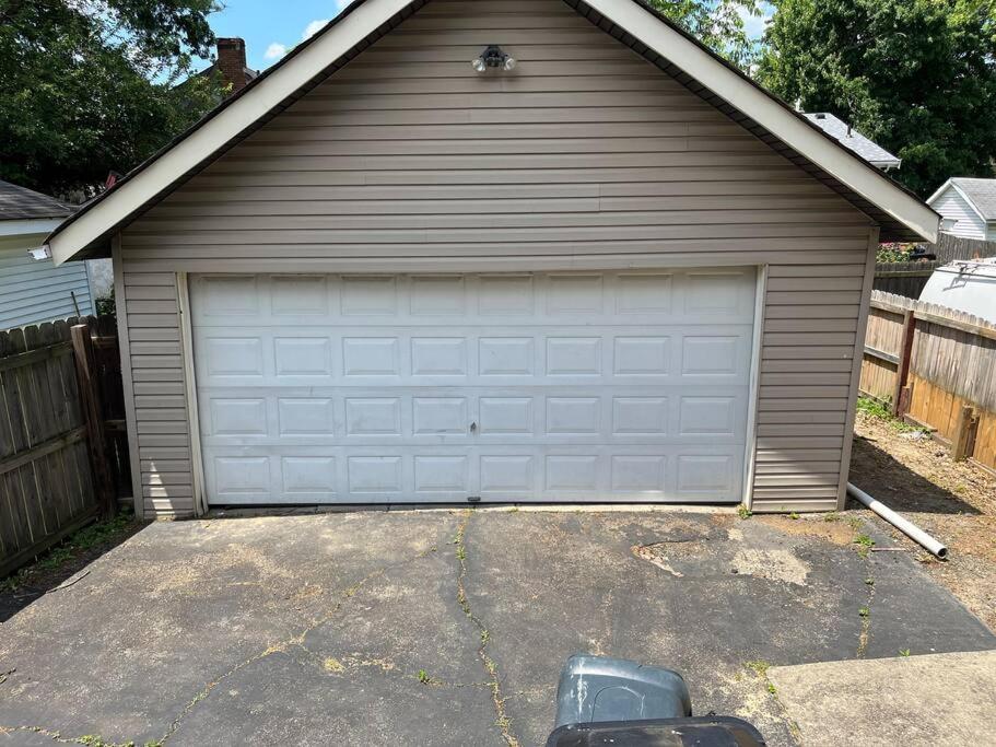 Warren 1 Bedroom Unit near Xavier Downtown view 2