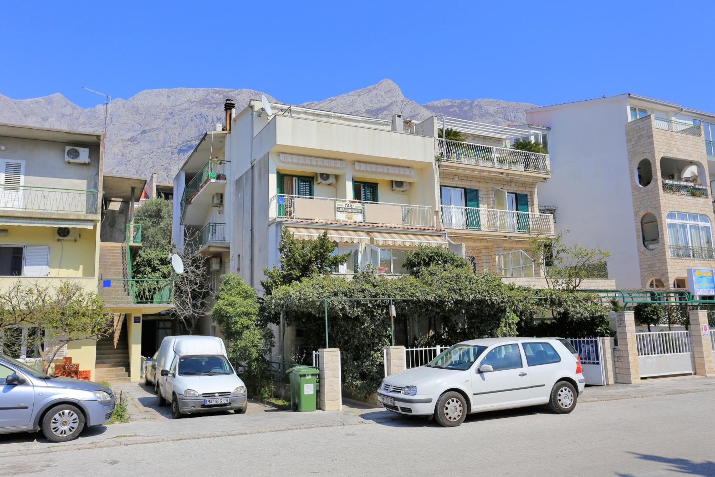 Apartments by the sea Makarska - 13222 view 2
