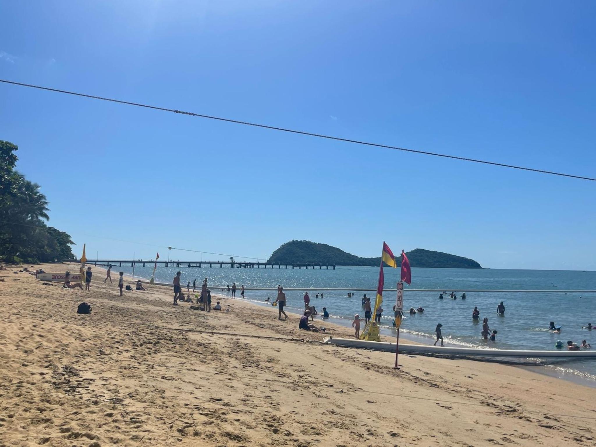 Sweet Creek Cottage, Palm Cove, 200m to Beach, Heated Pool, Pets