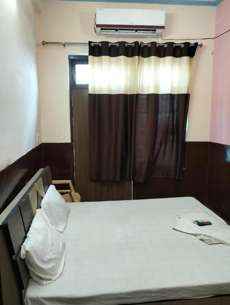 Suresh Guest House & Hotel By WB Inn view 3