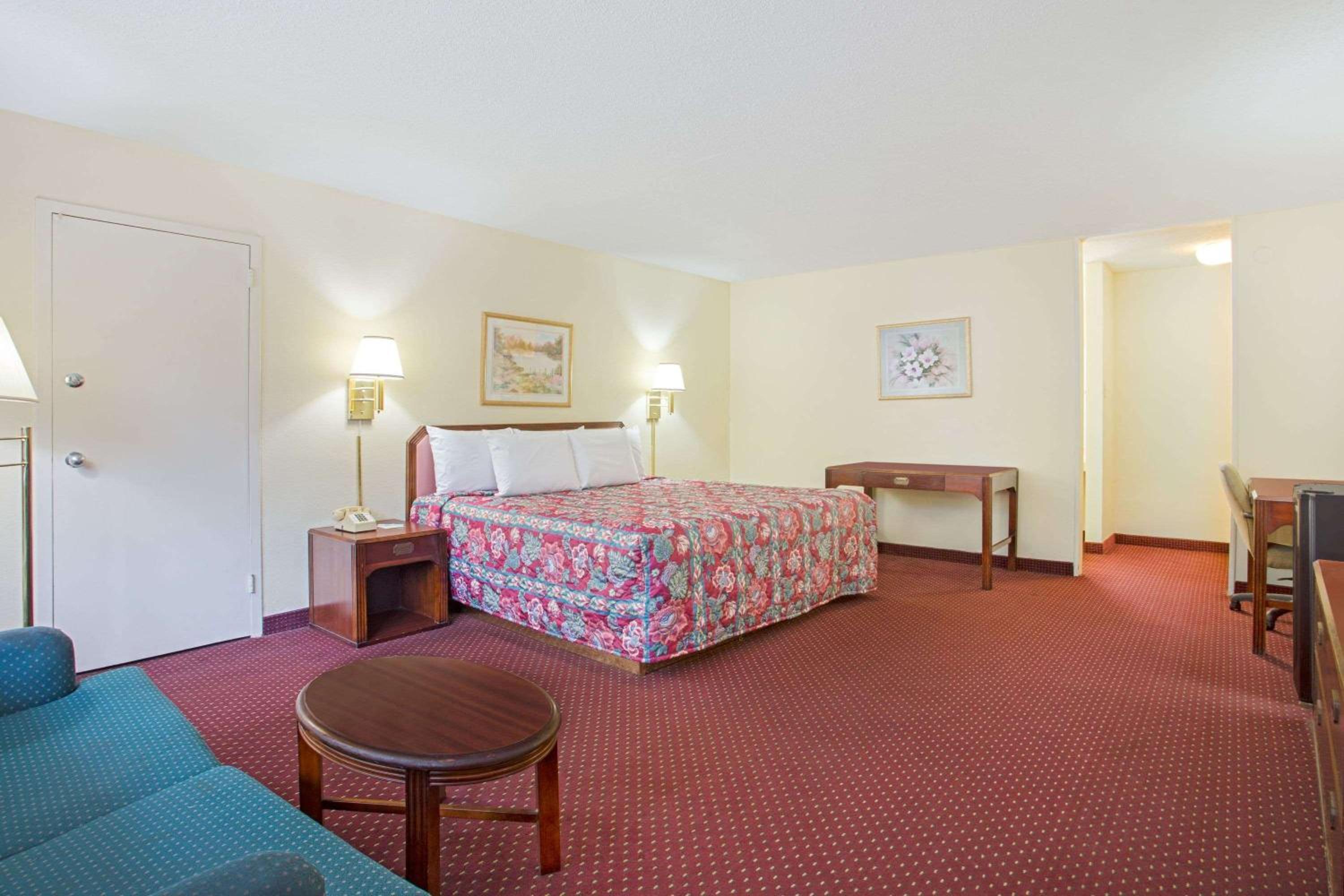 Bristol Parkway inn view 5