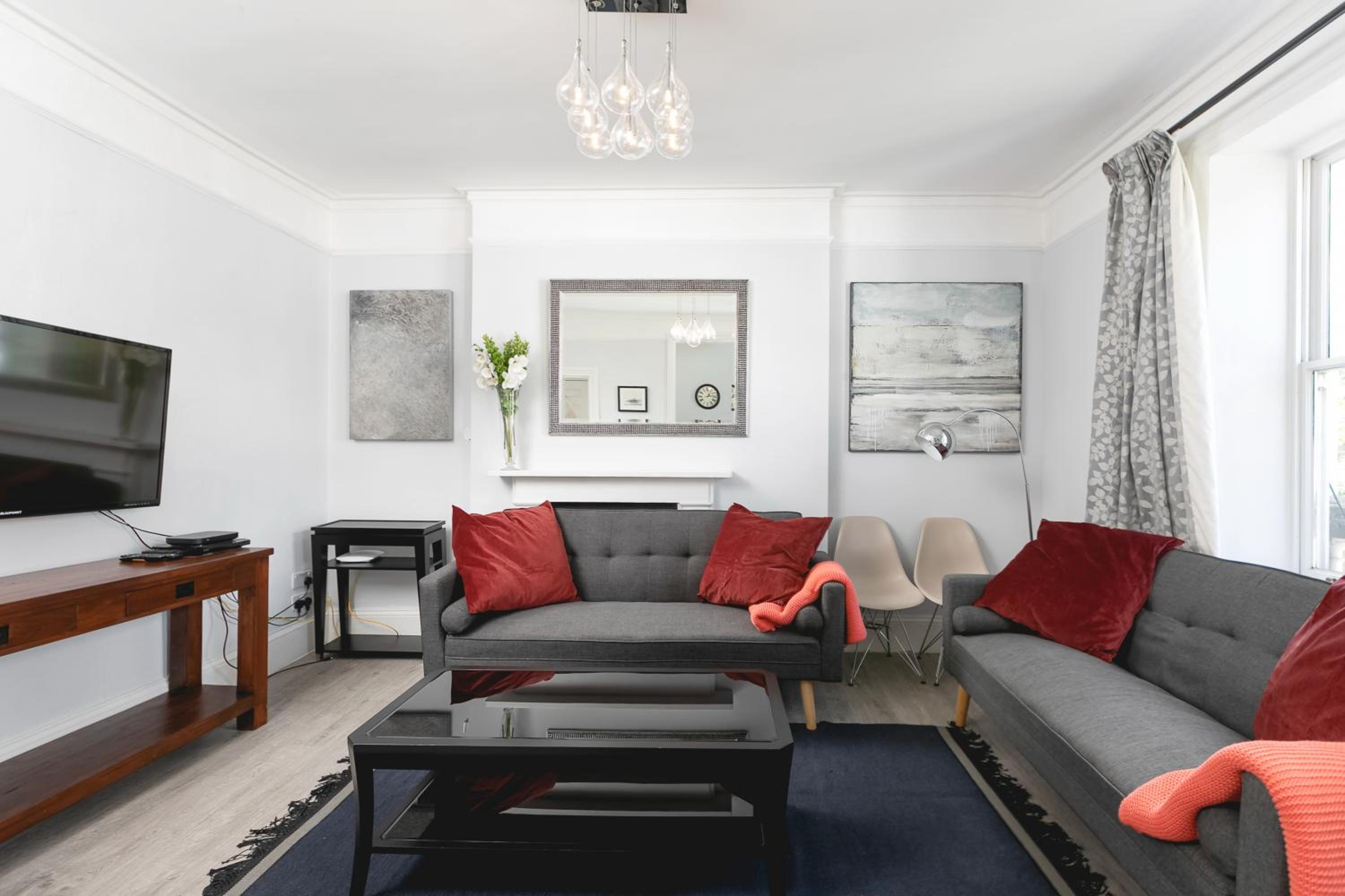 PenthouseStays Notting Hill - Chic 2 Bedroom Apartment w/ King Beds - near Portobello Road & Kensington High Street