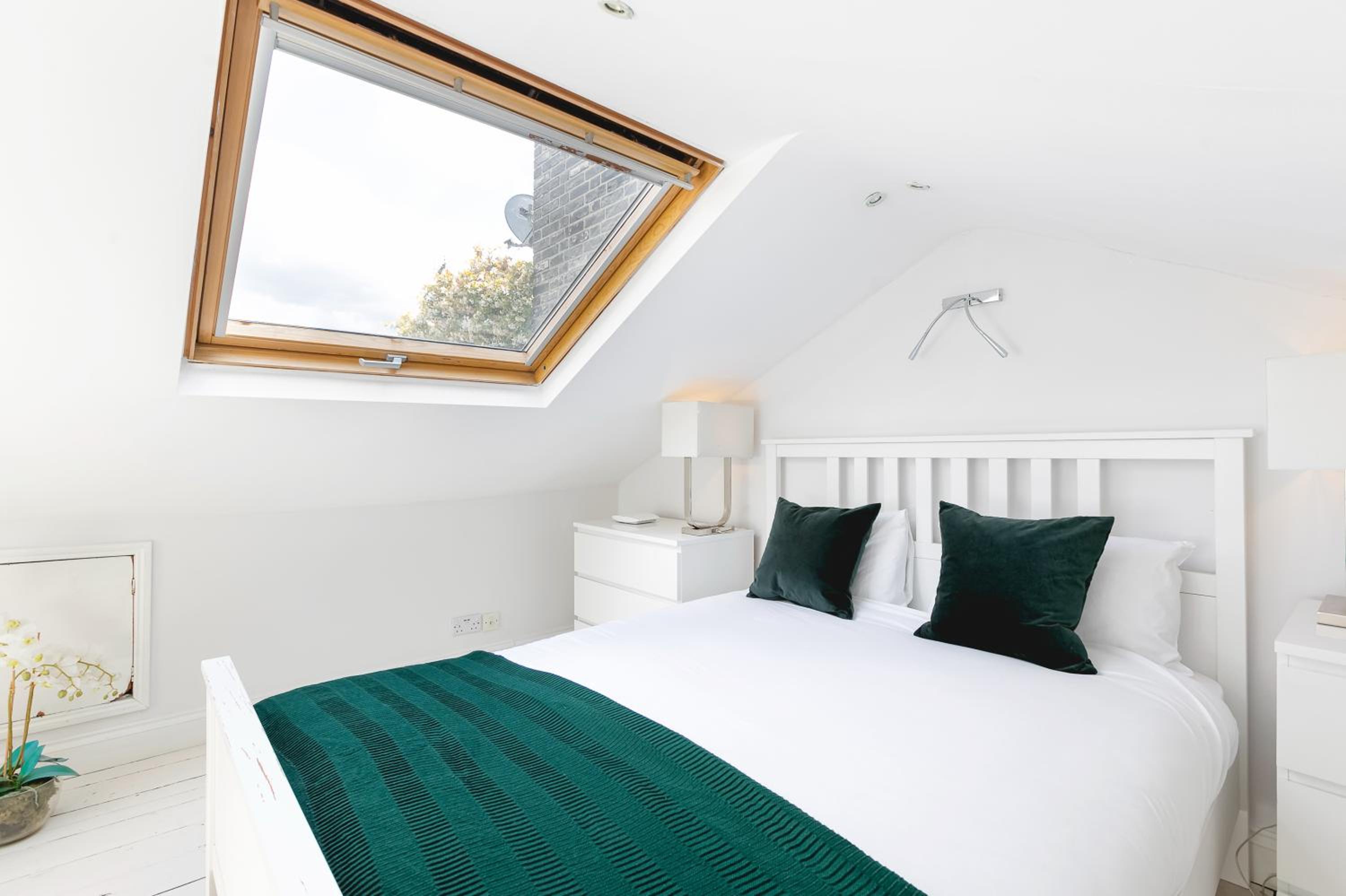 PenthouseStays Notting Hill - Chic 2 Bedroom Apartment w/ King Beds - near Portobello Road & Kensington High Street