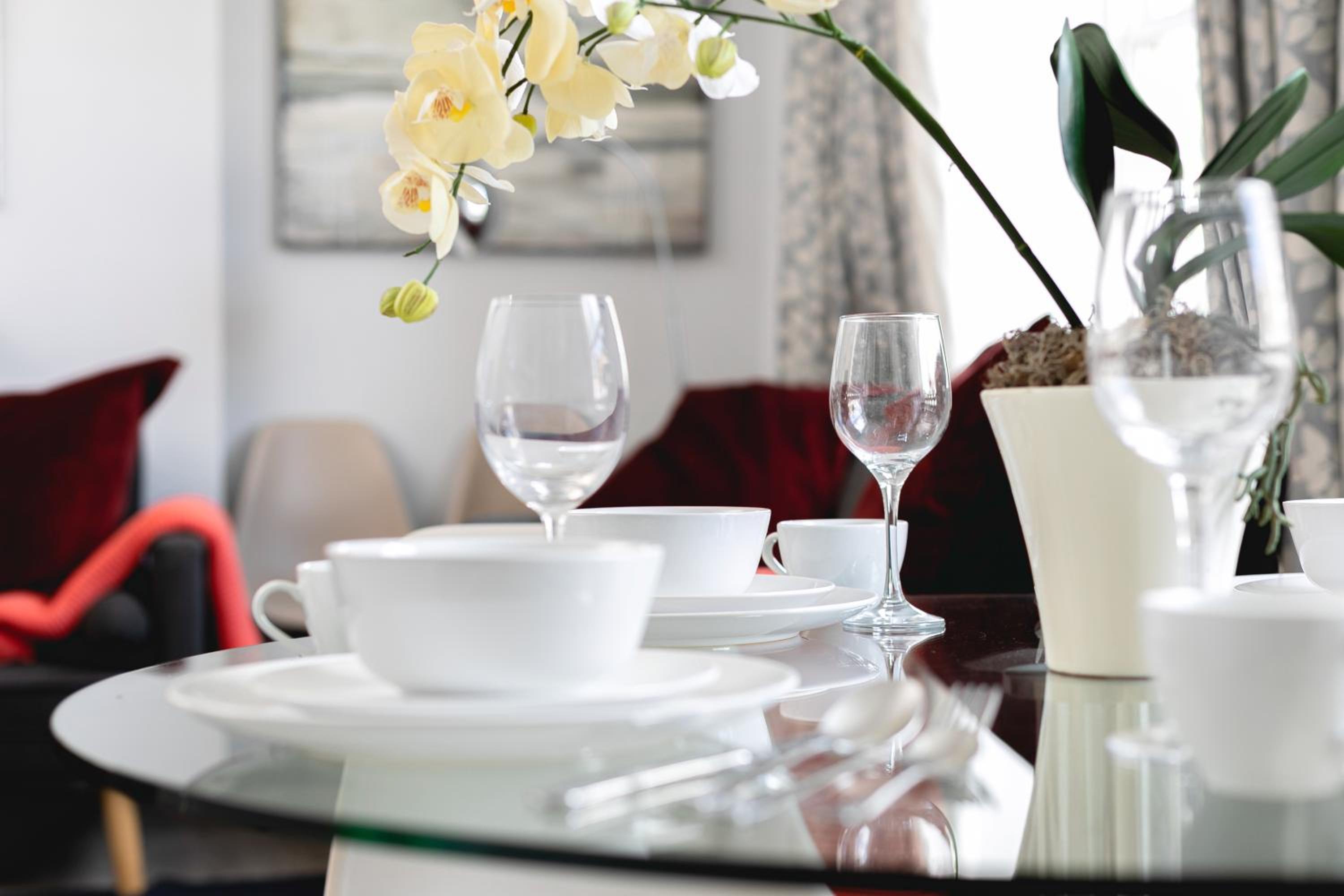 PenthouseStays Notting Hill - Chic 2 Bedroom Apartment w/ King Beds - near Portobello Road & Kensington High Street