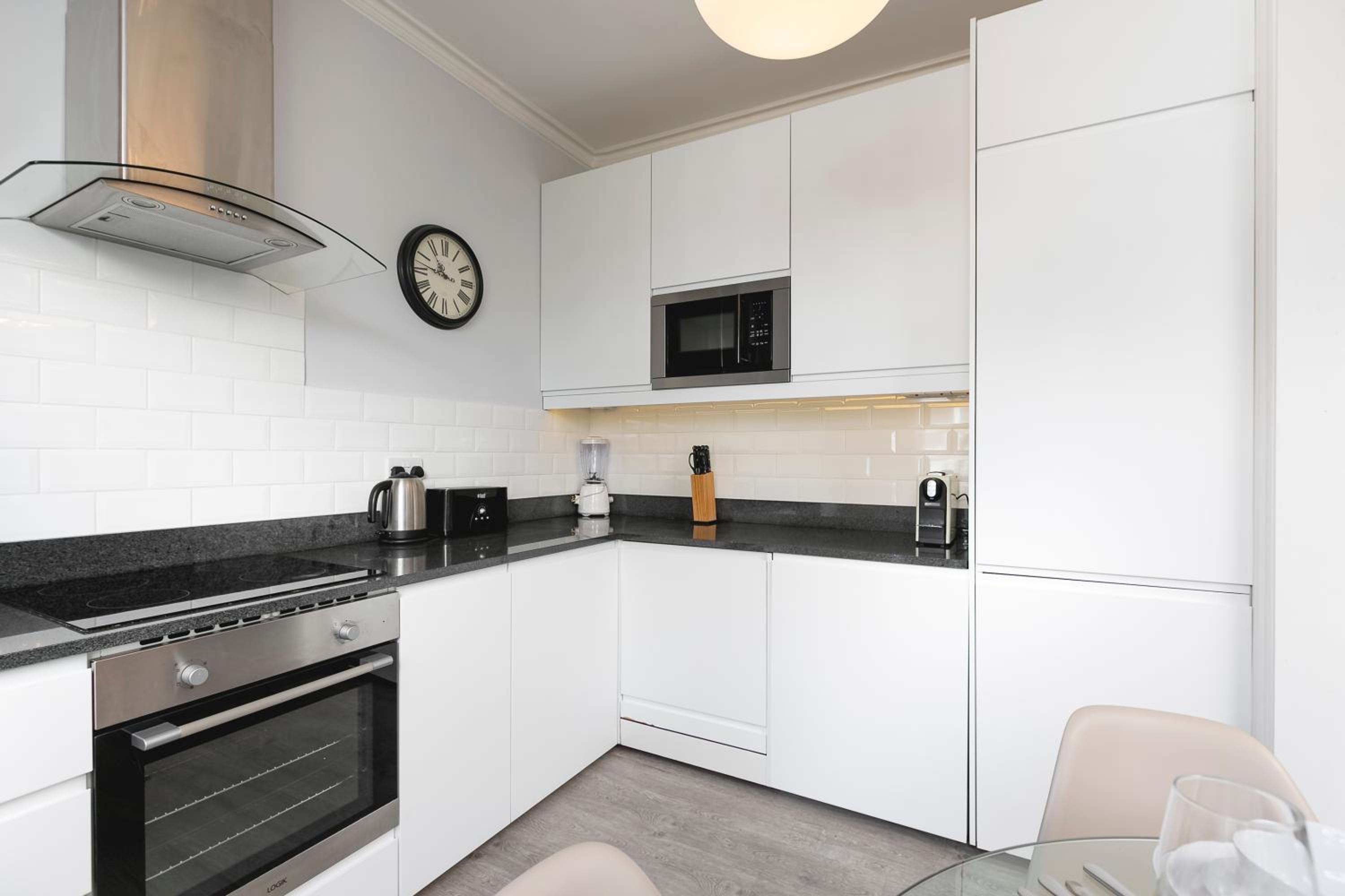 PenthouseStays Notting Hill - Chic 2 Bedroom Apartment w/ King Beds - near Portobello Road & Kensington High Street