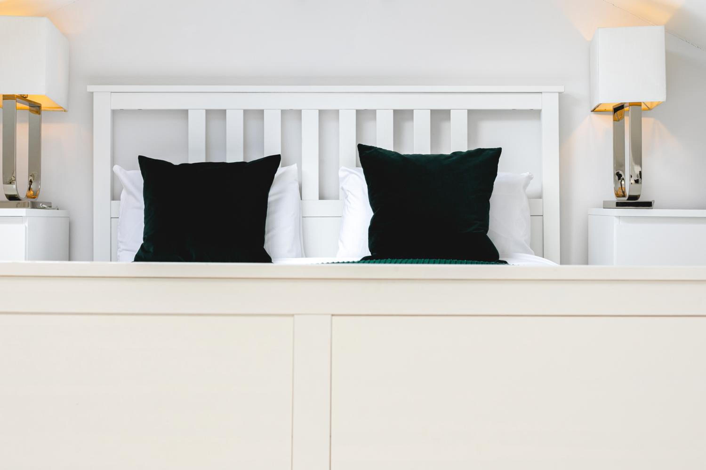 PenthouseStays Notting Hill - Chic 2 Bedroom Apartment w/ King Beds - near Portobello Road & Kensington High Street