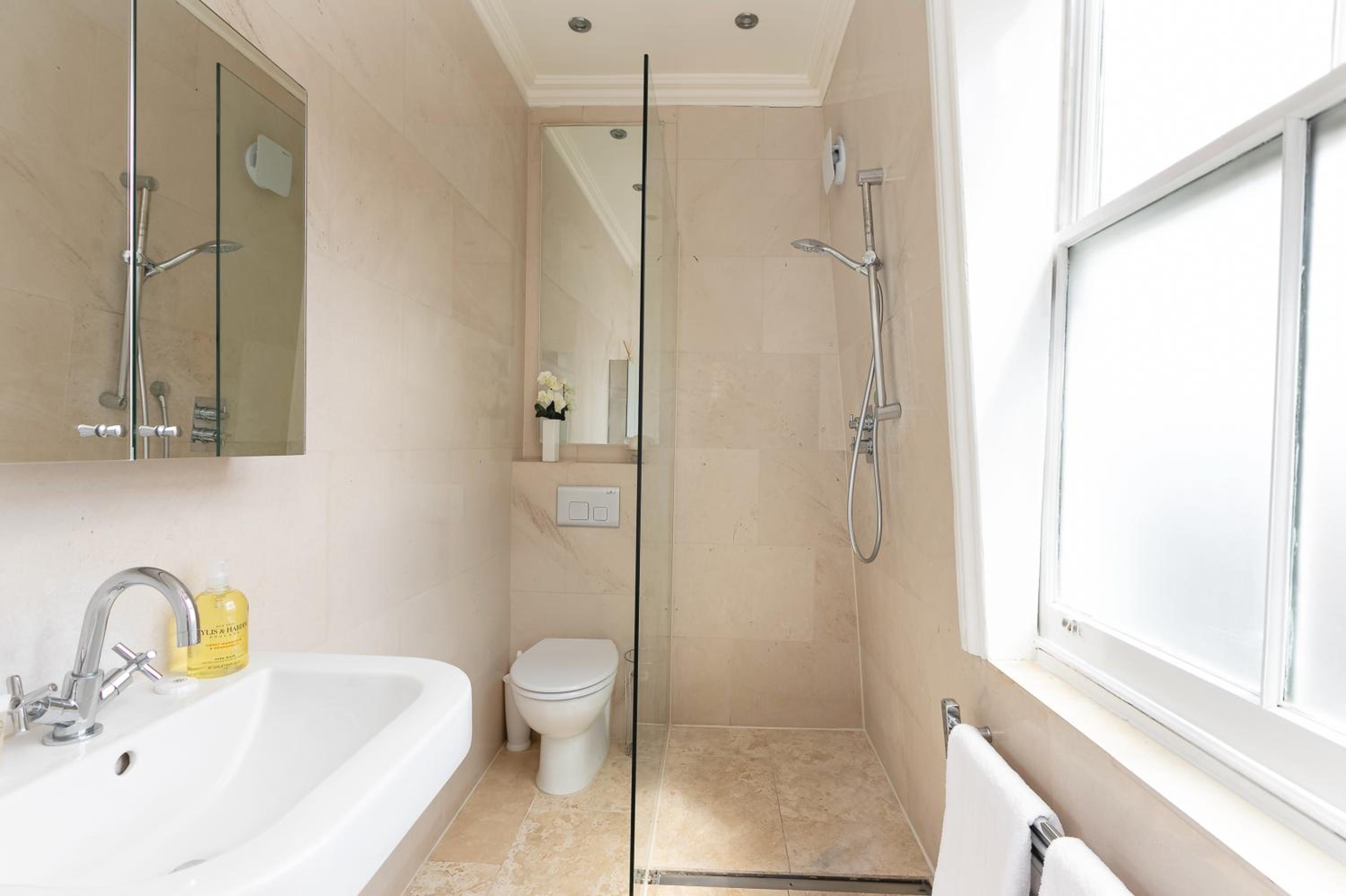 PenthouseStays Notting Hill - Chic 2 Bedroom Apartment w/ King Beds - near Portobello Road & Kensington High Street