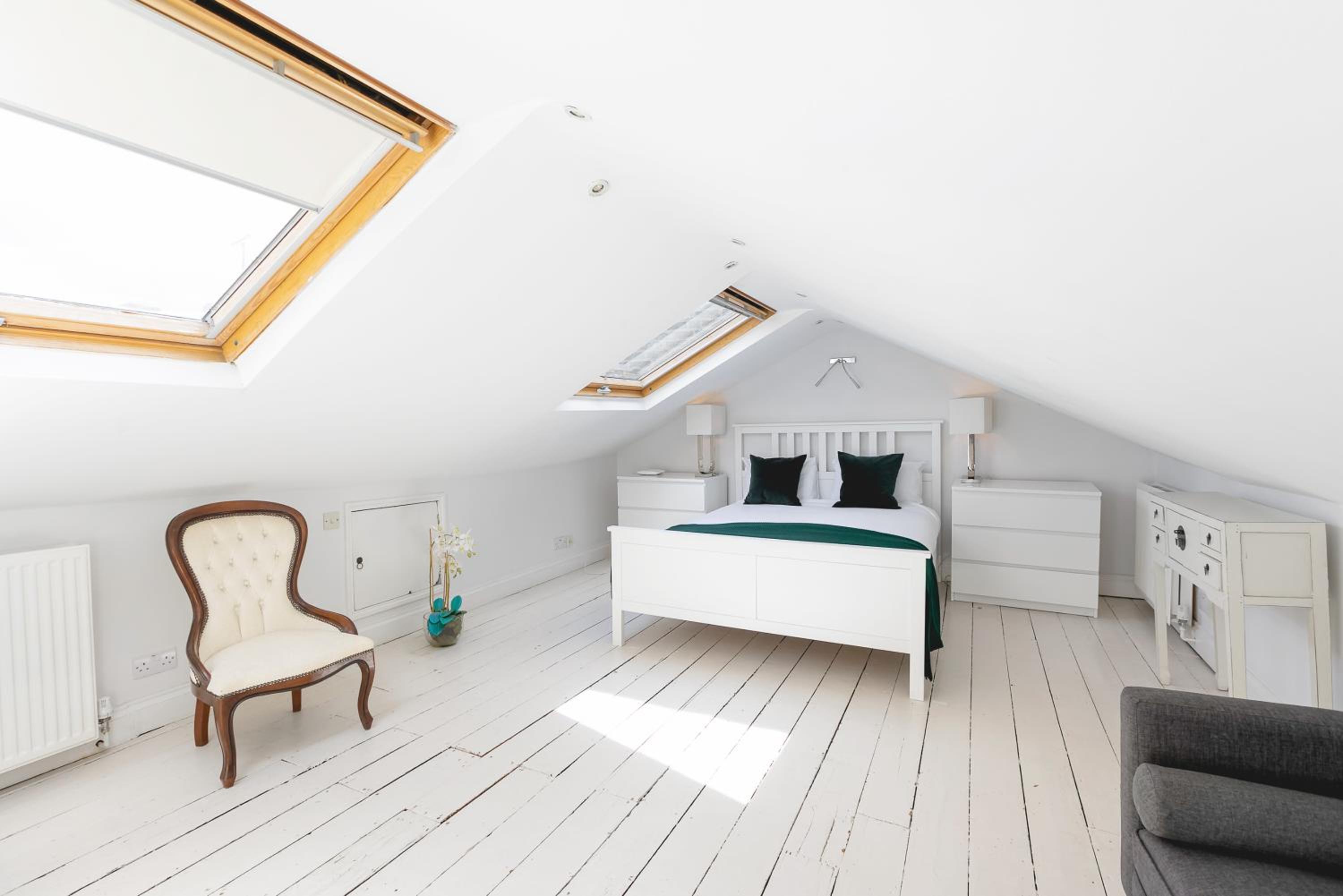 PenthouseStays Notting Hill - Chic 2 Bedroom Apartment w/ King Beds - near Portobello Road & Kensington High Street