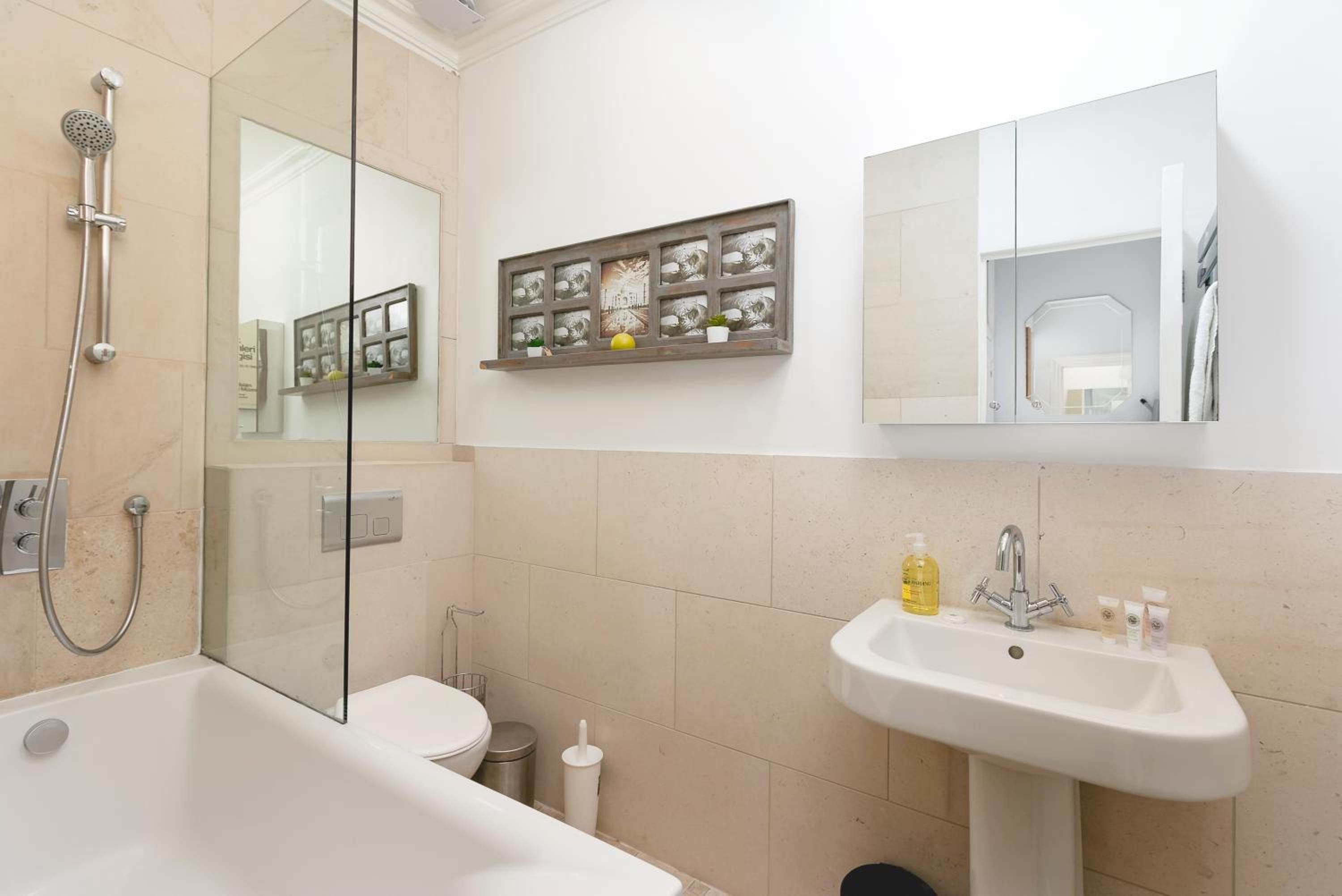 PenthouseStays Notting Hill - Chic 2 Bedroom Apartment w/ King Beds - near Portobello Road & Kensington High Street