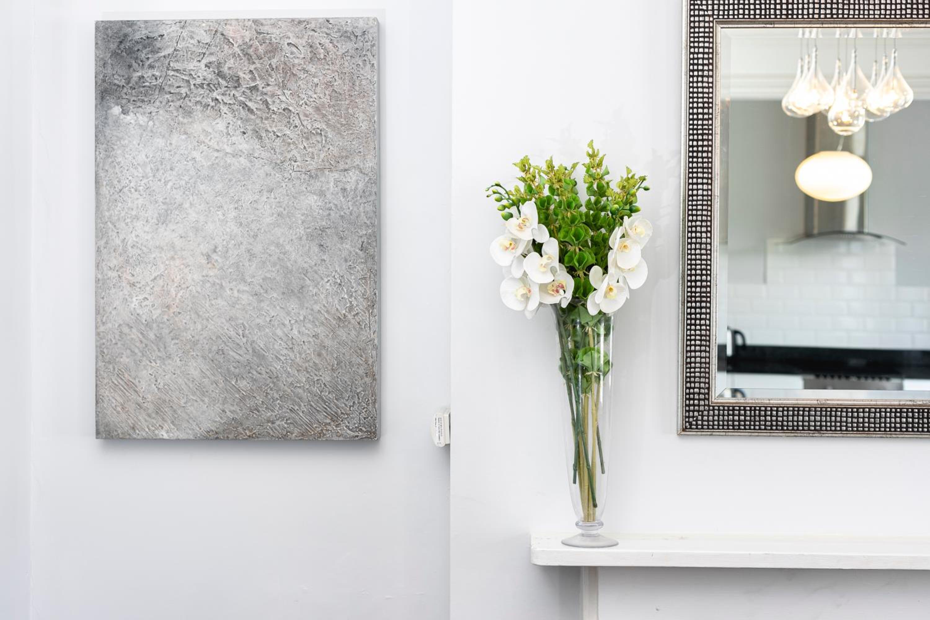 PenthouseStays Notting Hill - Chic 2 Bedroom Apartment w/ King Beds - near Portobello Road & Kensington High Street