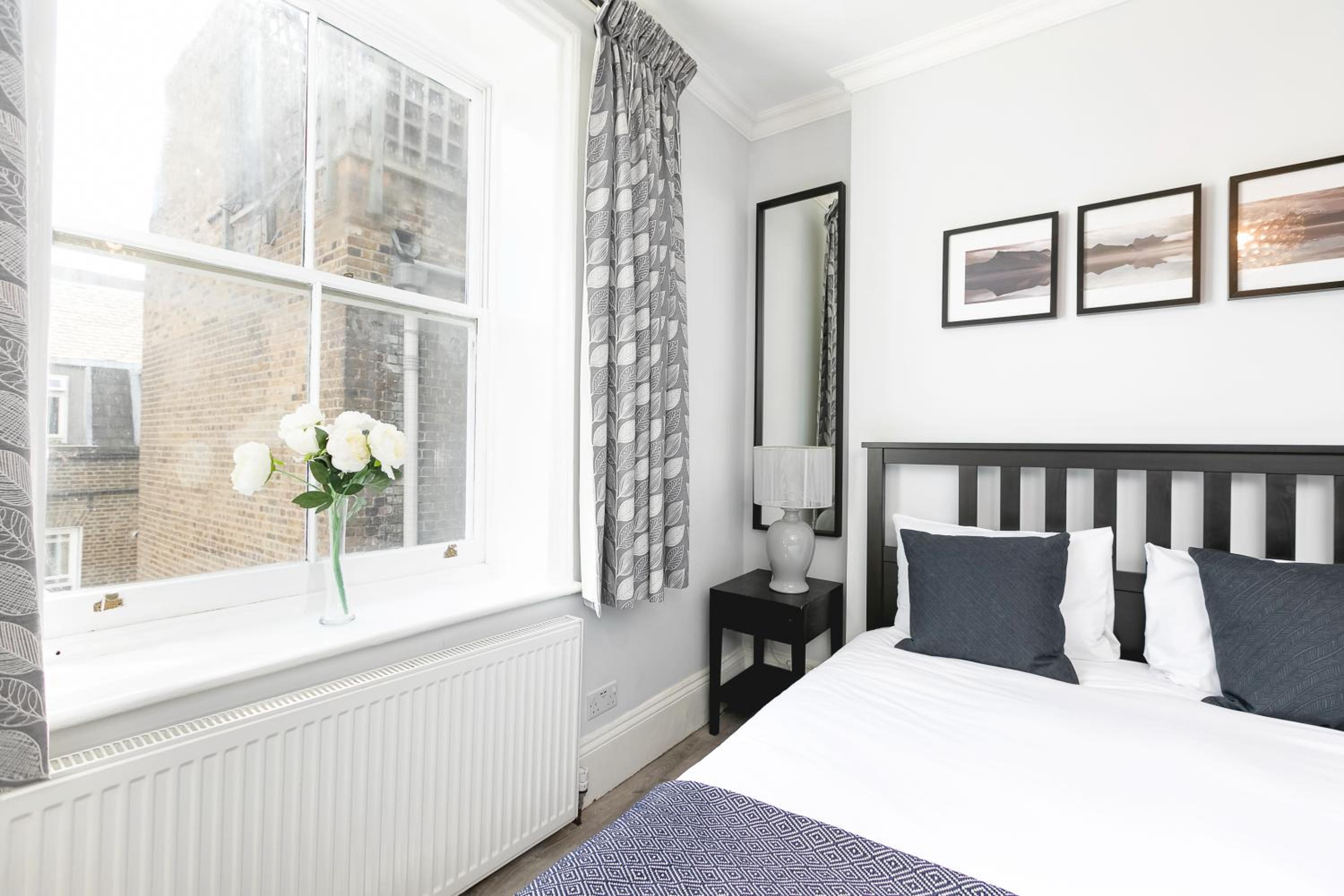 PenthouseStays Notting Hill - Chic 2 Bedroom Apartment w/ King Beds - near Portobello Road & Kensington High Street