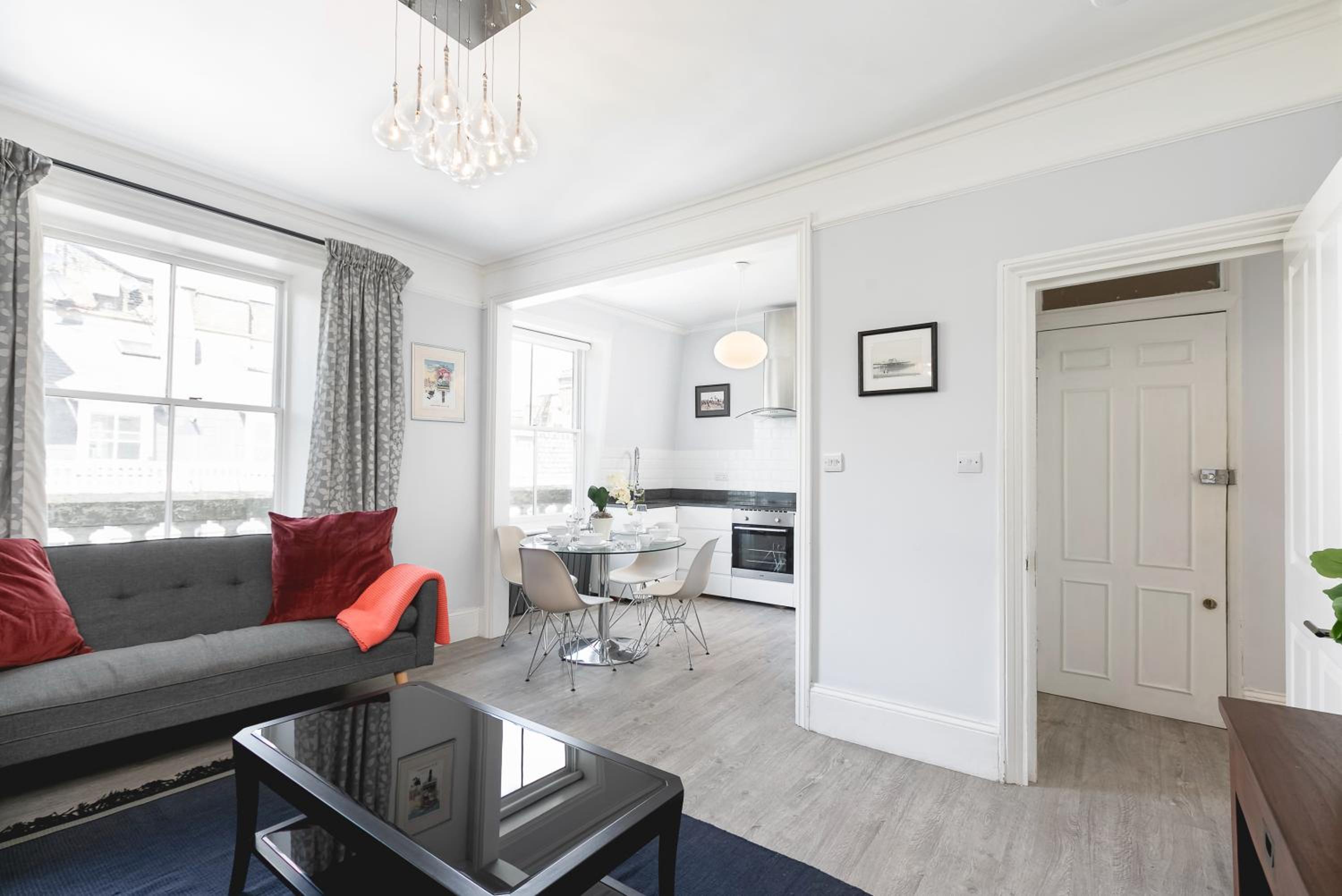 PenthouseStays Notting Hill - Chic 2 Bedroom Apartment w/ King Beds - near Portobello Road & Kensington High Street