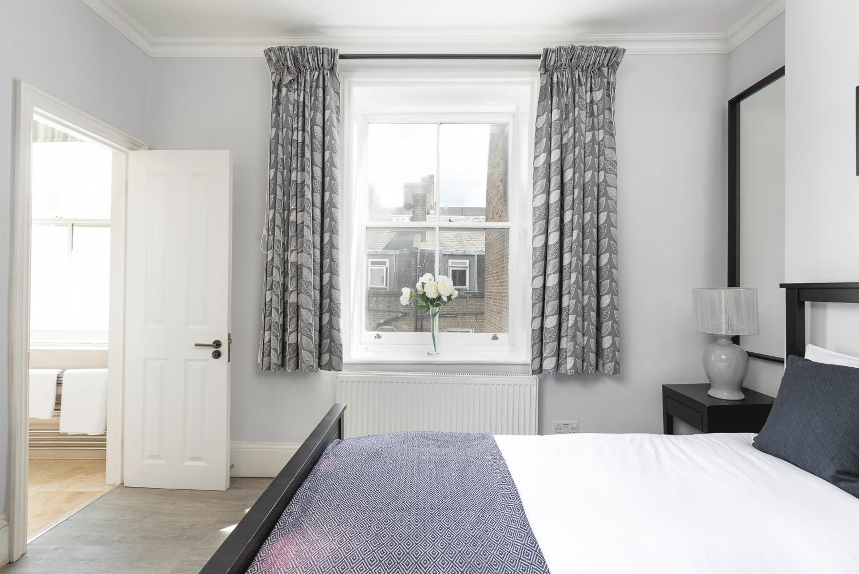 PenthouseStays Notting Hill - Chic 2 Bedroom Apartment w/ King Beds - near Portobello Road & Kensington High Street