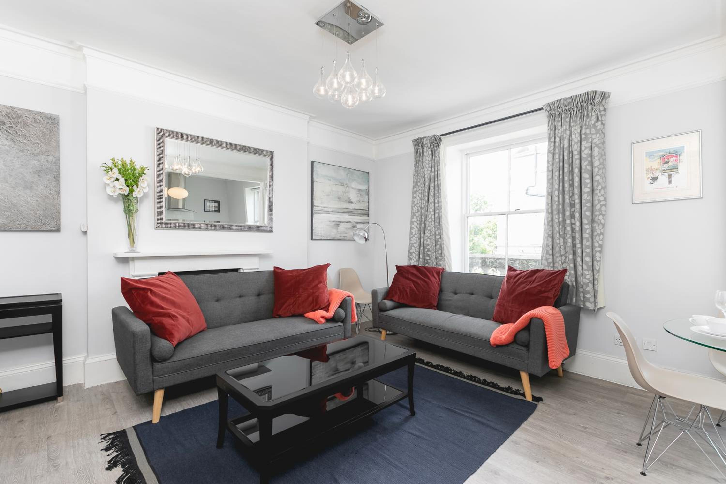 PenthouseStays Notting Hill - Chic 2 Bedroom Apartment w/ King Beds - near Portobello Road & Kensington High Street