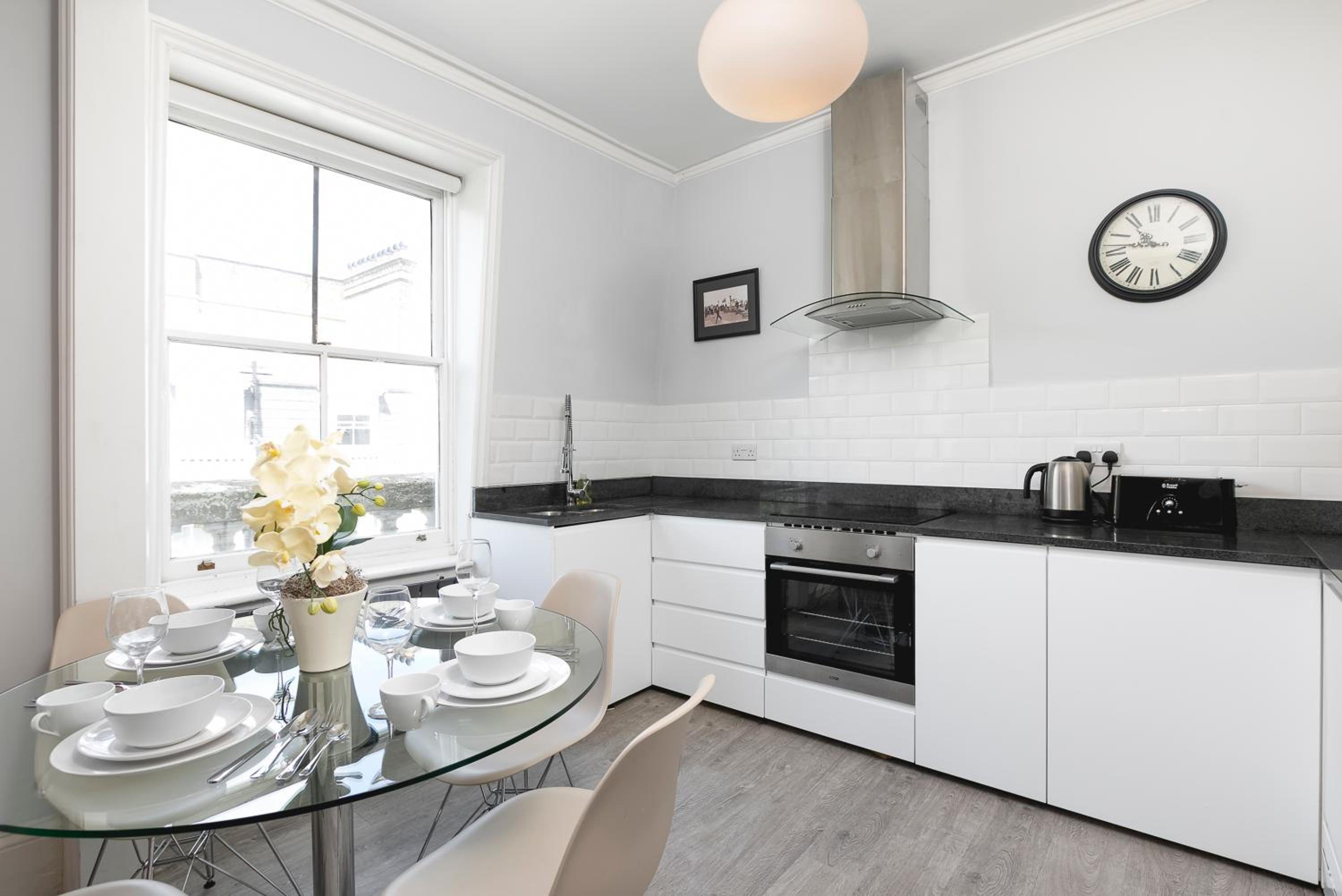 PenthouseStays Notting Hill - Chic 2 Bedroom Apartment w/ King Beds - near Portobello Road & Kensington High Street